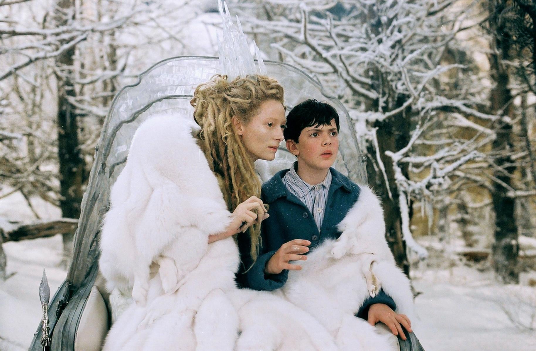Skandar Keynes, quien hace el rol de Edmund, compartió la pantalla con la aclamada actriz Tilda Swinton.