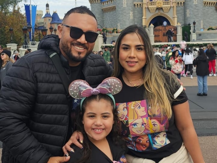 Saúl Philip junto a su esposa, Karen Figueroa, y su hija, quien es guatemalteca de nacimiento.