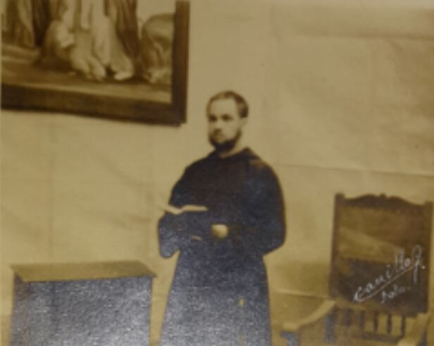 Roberto Desplá como el Cura Coadjutor don Alfonso de Sandoval,
en el auto místico A la Virgen de los Ángeles, de Alfredo Saborío Montenegro
Archivo personal de Marco Guillén (con su autorización)