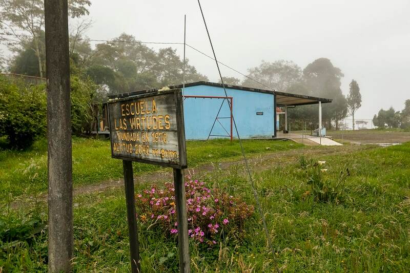 La alta penetración de la educación en Costa Rica es uno de sus puntos fuertes. Aquí el edificio de un centro educativo en Las Virtudes de Santa Cruz, Turrialba, Cartago.