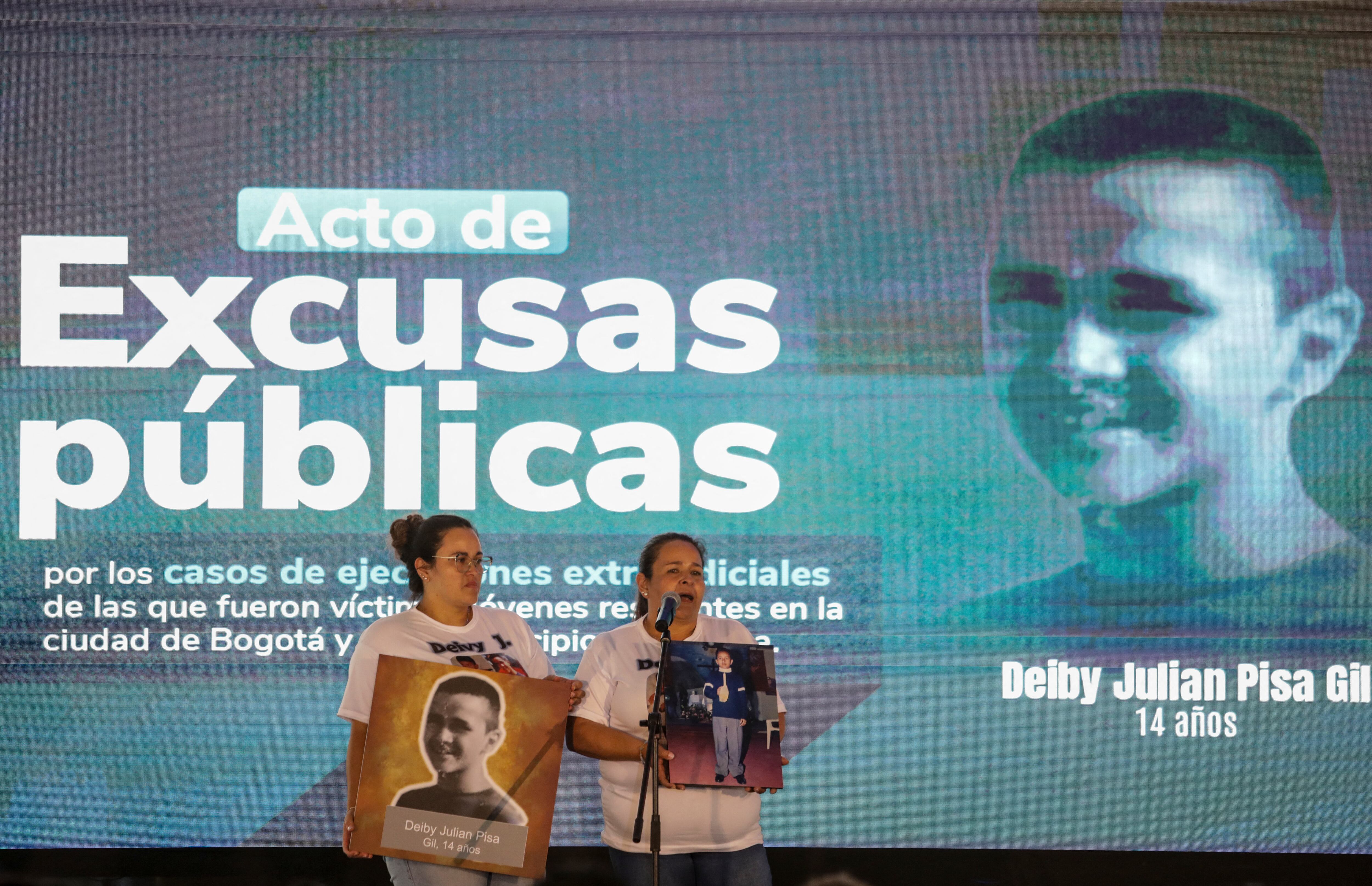 Familiares de 'falsos positivos', civiles asesinados que fueron hechos pasar por muertos en combate durante el conflicto civil del país, asisten a la disculpa pública del Gobierno por las ejecuciones extrajudiciales.