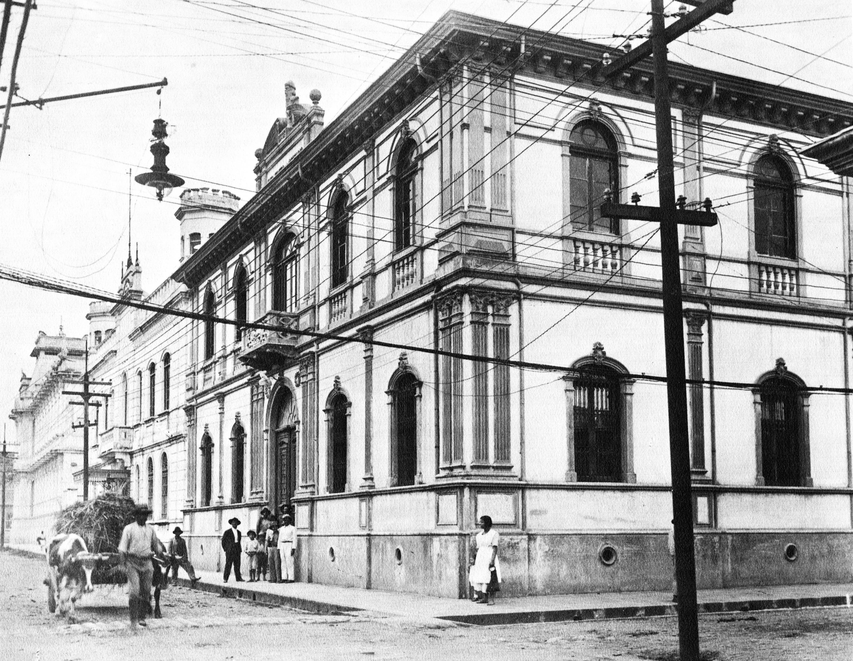 Antiguo edificio de la Imprenta Nacional, en 1921. Esquina sureste de avenida 3 y calle 4.