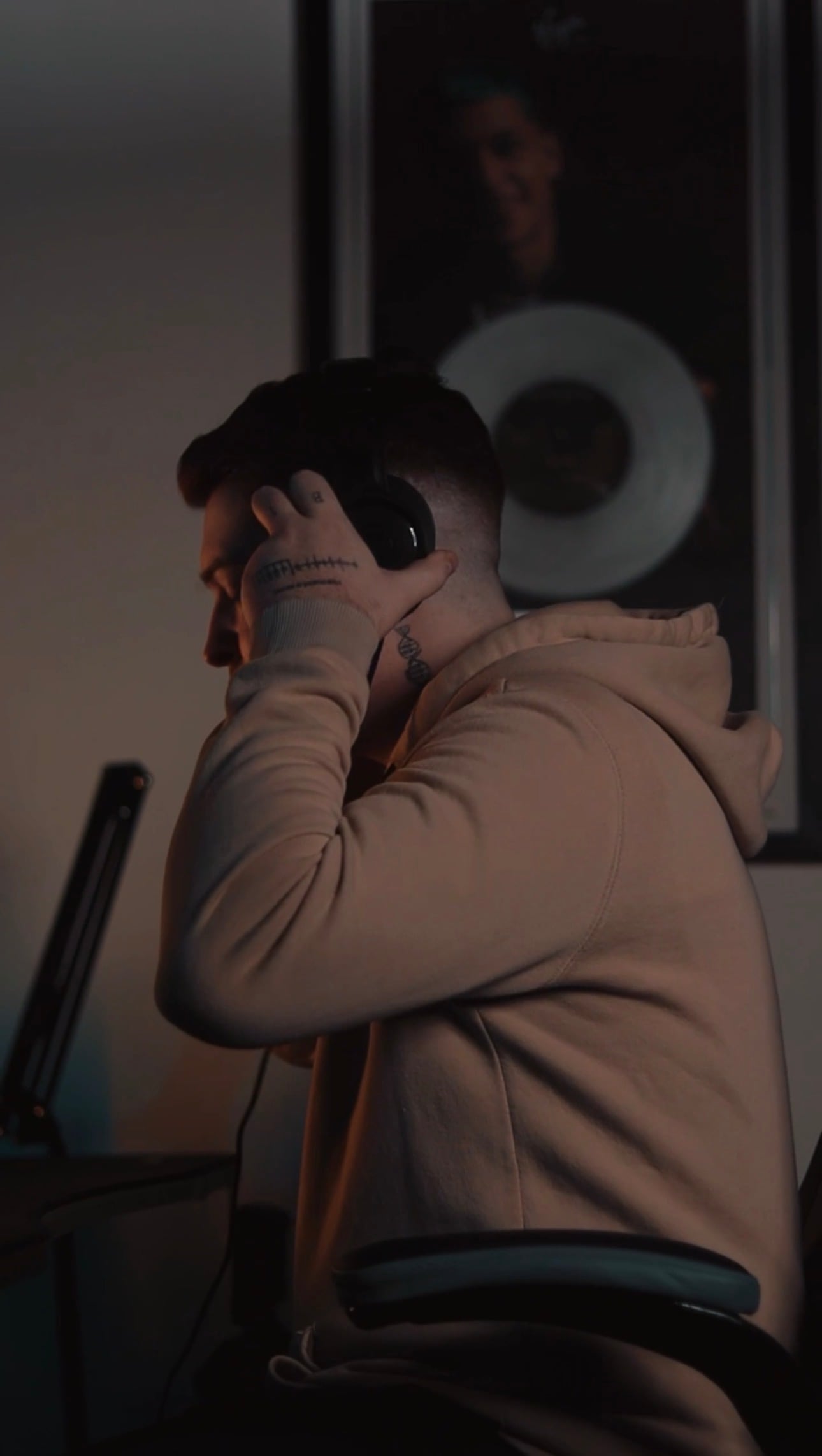 Christopher Alfaro se convierte en 'Chris Todo Bien' en la etapa de su vida como productor musical.