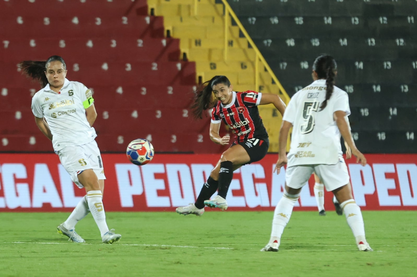 19/08/2026/ Juego entre Liga Deportiva Alajuelense vs Saprissa por la jornada tres de la liga femenina en el estadio Alejandro Morera Soto / foto John Durán