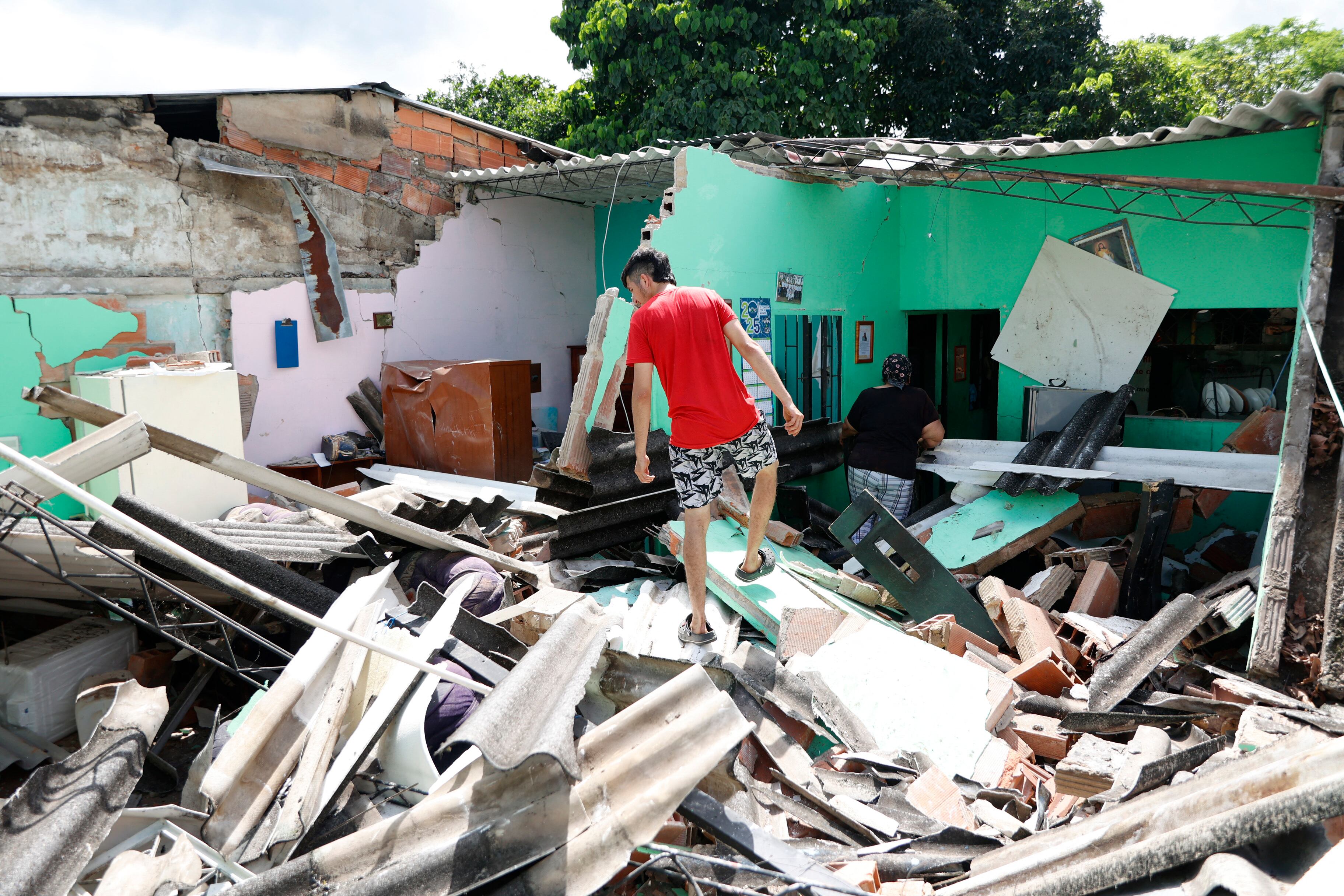 Un hombre sobre los escombros de una casa destruida tras un terremoto en Paratebueno, departamento de Cundinamarca, Colombia, este 8 de junio. Fotografía: