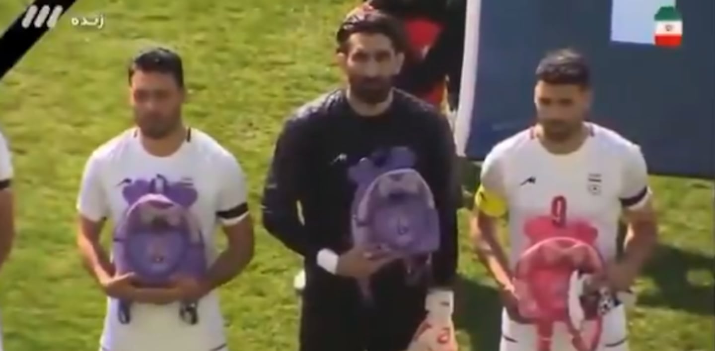 Selección de Irán hizo homenaje a niñas víctimas de la guerra, ¿lo repetirá ante Costa Rica? (video)