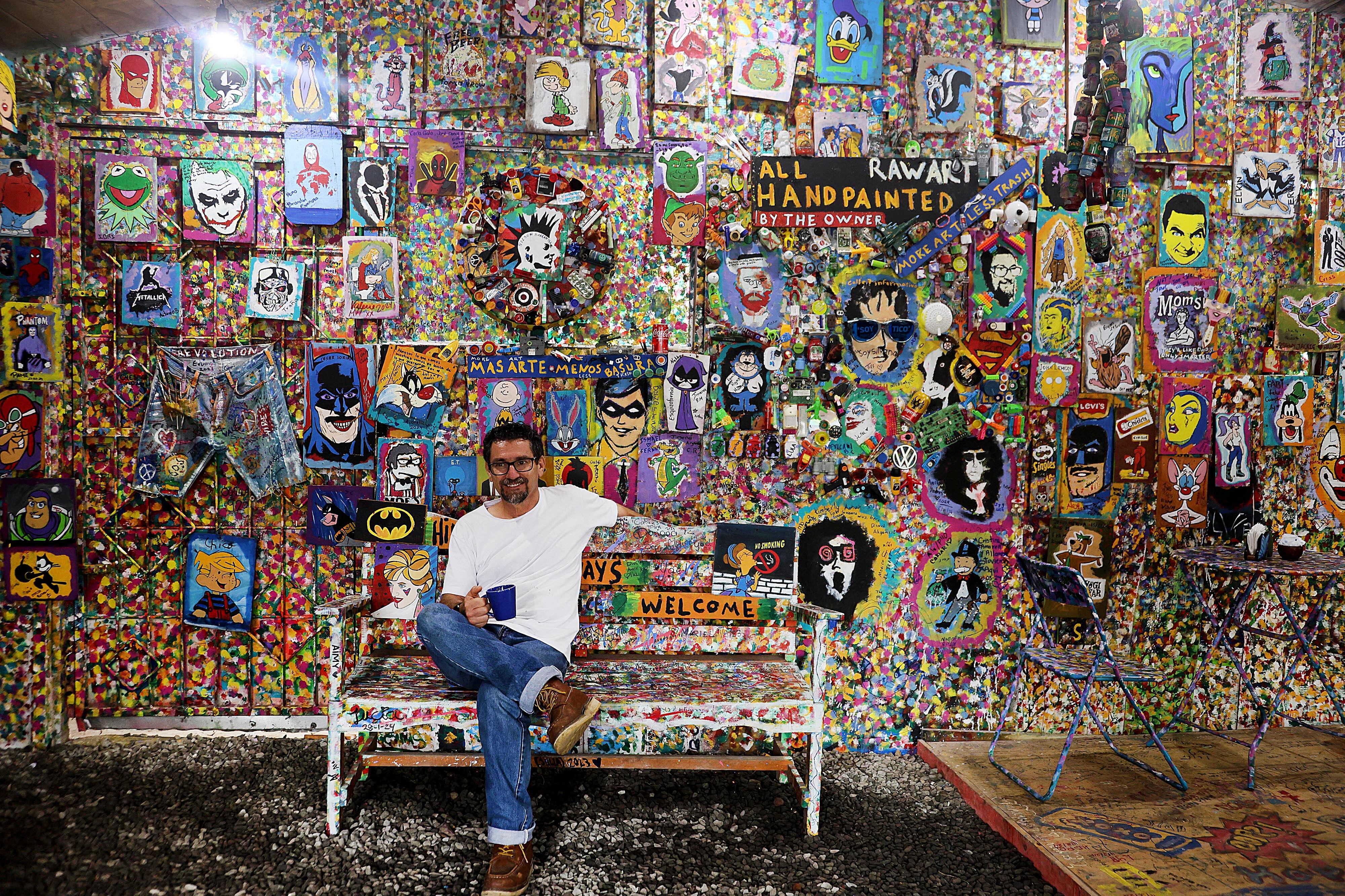 10/04/2024 Poasito de Alajuela. Café Pura Vida, en ruta hacia el Volcán Poás, unos 10 kilómetros antes del parque nacional, es un acogedor y encantador lugar que muestra desde la entrada hasta las paredes, cuadros y figuras, todas pintadas por su propietario Gustavo Sobrado, mucho de la idiosincracia costarricense. Sobrado, de hecho, afirma que su propósito es ofrecer hospitalidad a los turistas, sobre todo extranjeros, y que sientan que los ticos somos "pura vida" y que se lleven la mejor impresión del país. Foto: Rafael Pacheco Granados