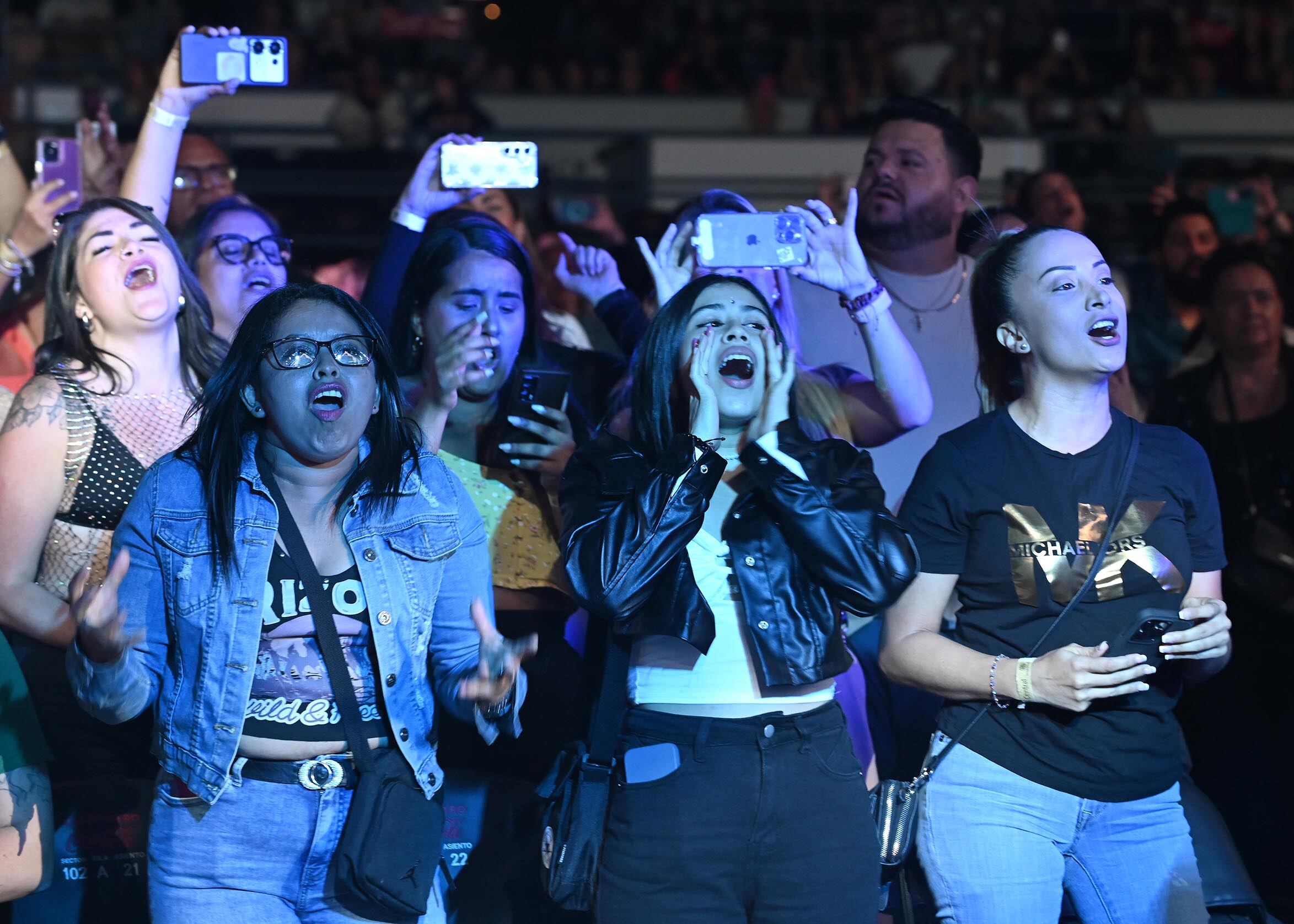 02 de marao del 2025. Parque Viva en la Guácima de Alajuela. Concierto de Camila, banda mexicana de pop rock formada en 2005 por Mario Domm, Samo y Pablo Hurtado . En la foto: Los músicos interpretaron sus canciones mas conocidas cuyo tema central es el amor y los y las presentes cantaron a viva voz las canciones de la banda. Foto: Albert Marín para La Nación.