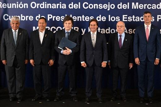Líderes del Mercosur y ministros en un evento clave con la Unión Europea, fortaleciendo lazos económicos y políticos.