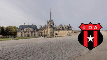 Pieza clave de Alajuelense protagoniza escena de película en un castillo en Francia: vea el romántico momento