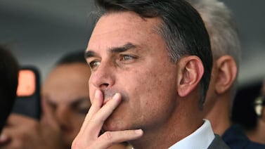 Flávio Bolsonaro utilizó un pasaporte cancelado para ingresar a Estados Unidos y recibió una visa humanitaria, dice O Globo
