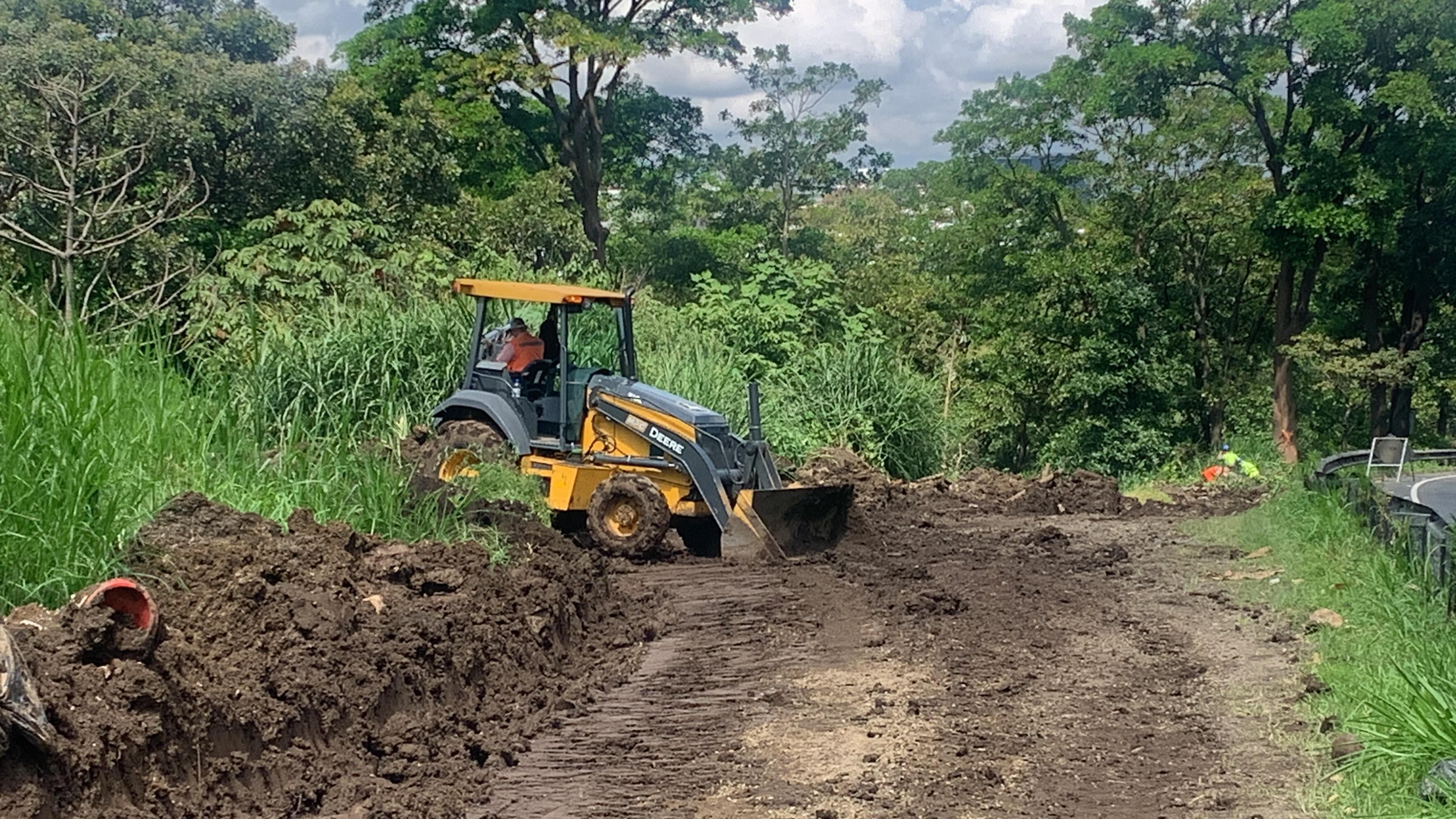 Los trabajos para el paso elevado entre Hatillos 7 y 8 recibieron orden de inicio este lunes y comenzaron con el movimiento de tierras y corta de árboles. Foto: MOPT.