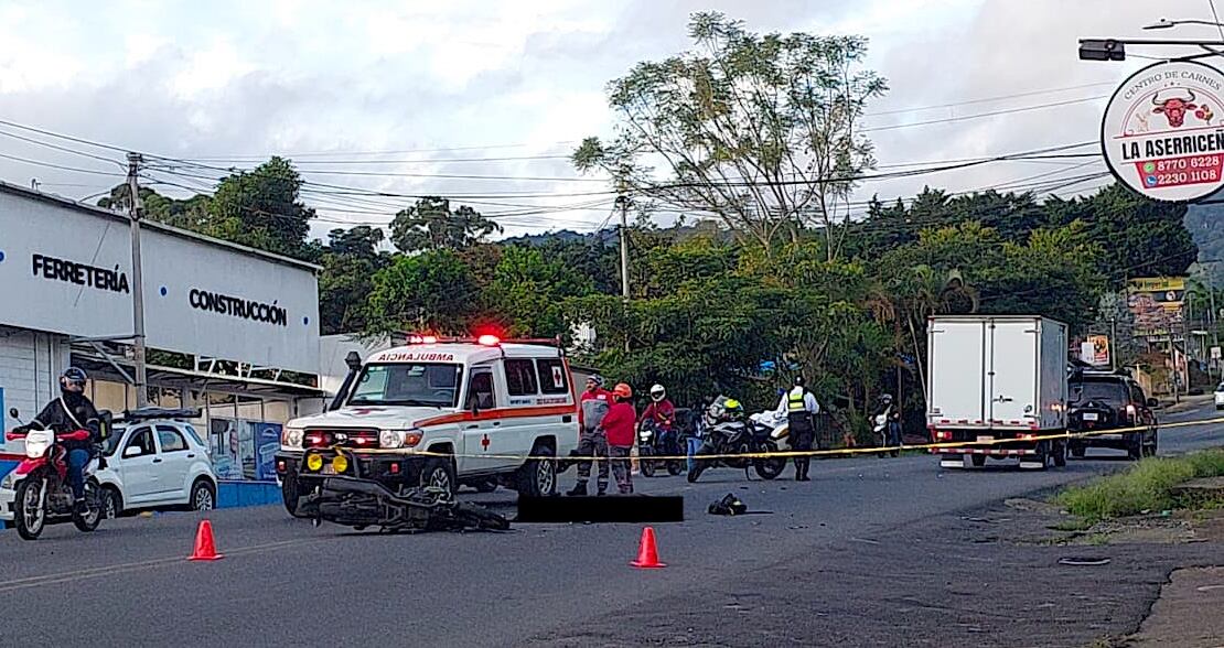 El accidente ocurrió en la vía lateral a la ferretería Las Gravilias en Aserrí. Fotografía: