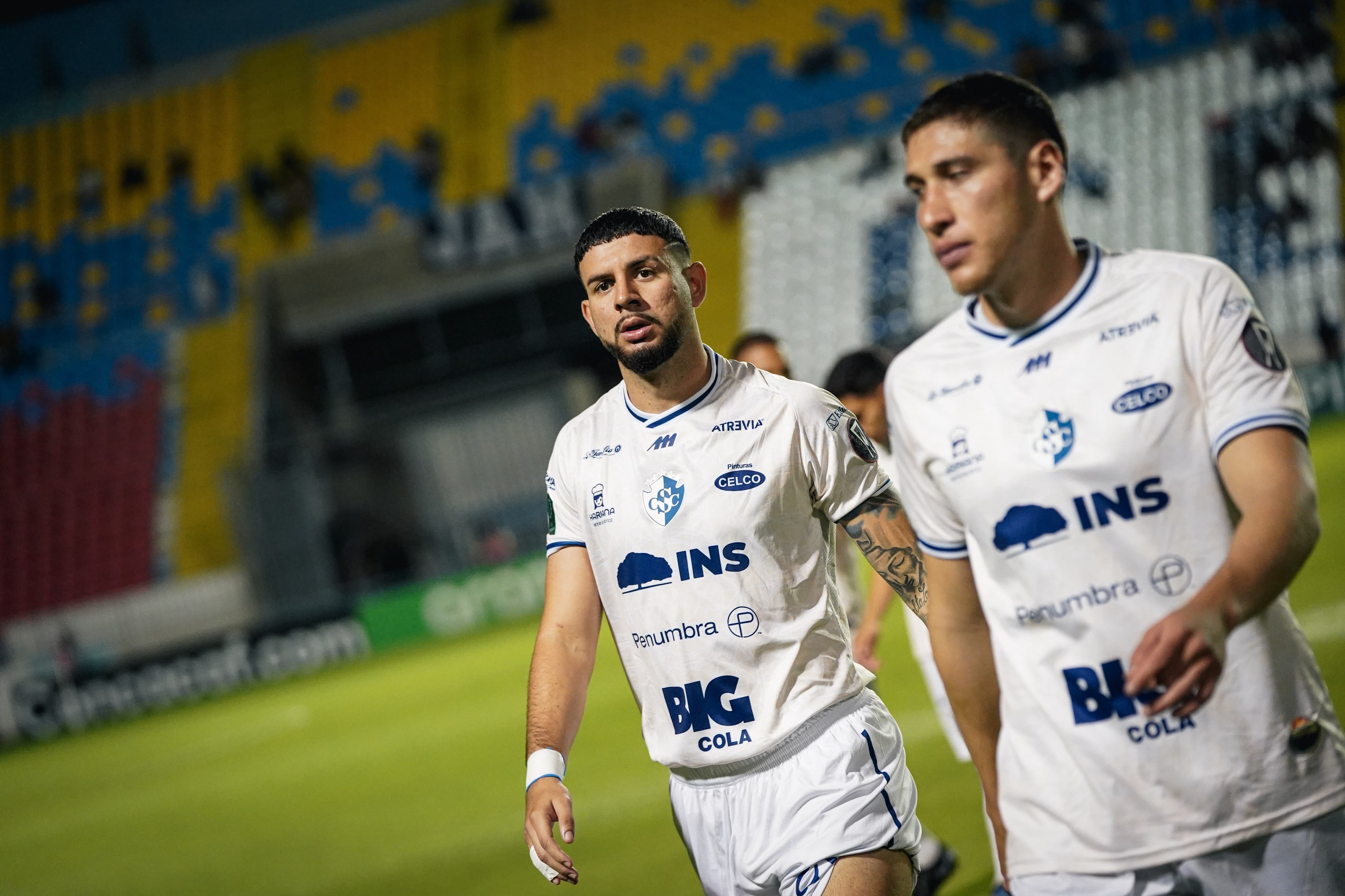 Diego Mesén no lo podía creer cuando incurrió en un autogol; mientras que Luis Olivas se lesionó, en el partido entre Motagua y Cartaginés, en la Copa Centroamericana.