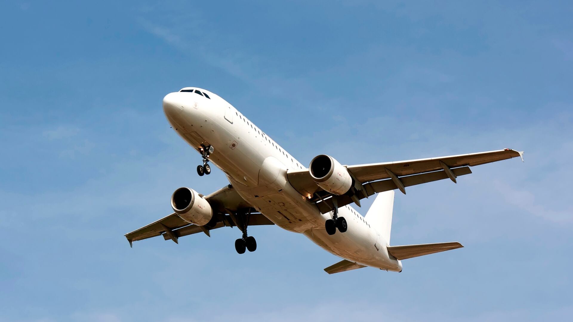 Desde este viernes 7 de noviembre, las aerolíneas deberán reducir sus vuelos en Estados Unidos debido al cierre gubernamental que paraliza al gobierno federal.