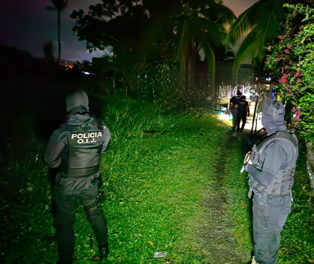 El OIJ de Limón allanó tres propiedades como parte de una investigación por el asesinato de un hombre identificado como Jimmy Moraga Parajeles, de 43 años.