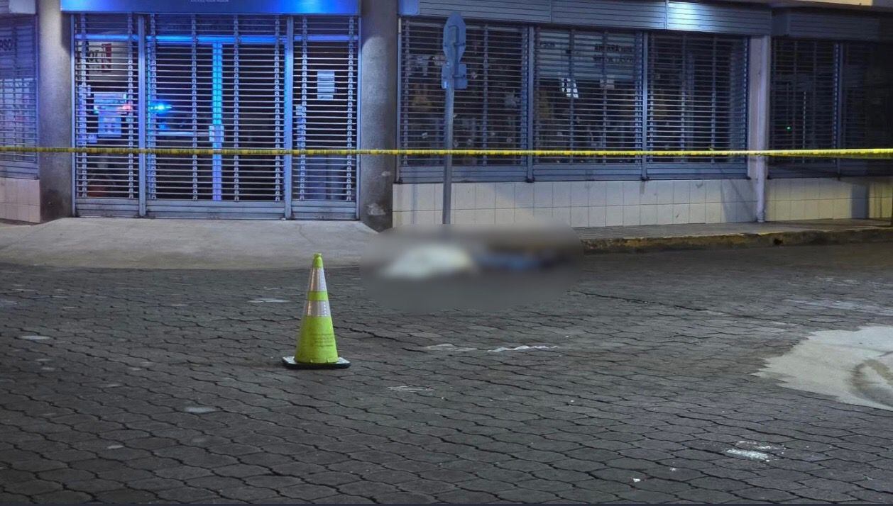 El hombre se golpeó la cabeza cuando cayó al suelo.