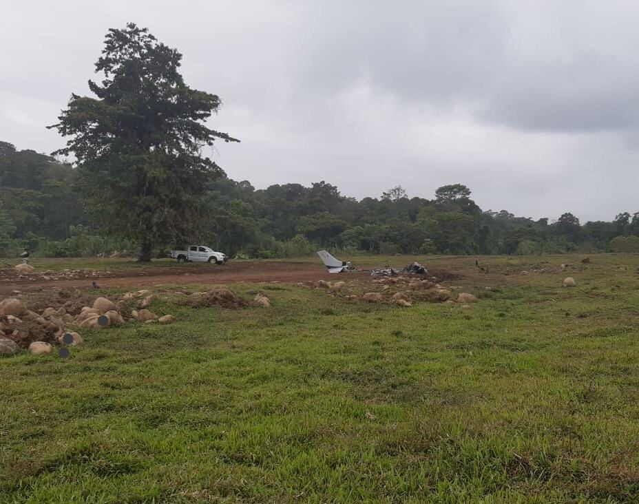 Solo la cola de la avioneta y una hélice quedaron libres del fuego. El sitio estuvo con custodia permanente tres días. Foto: Reiner Montero.