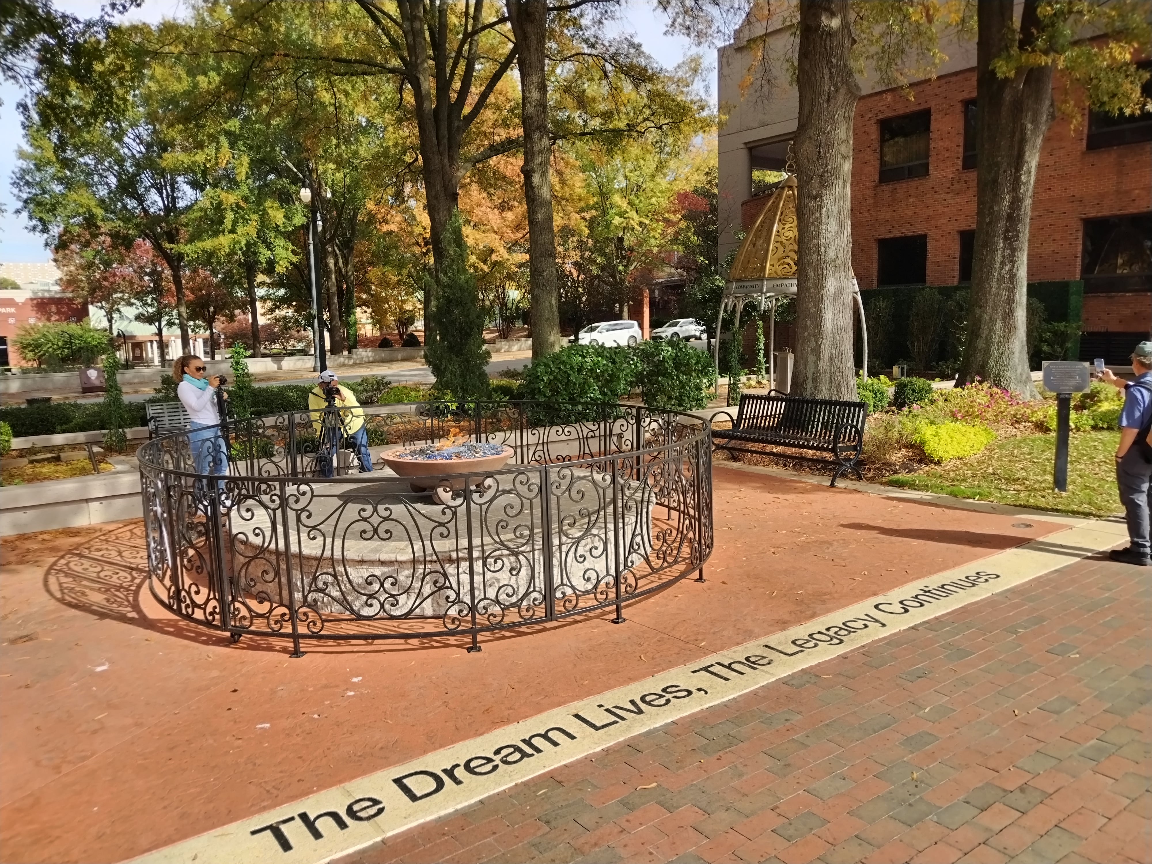 En frente a la tumba de Martin Luther King Jr. en Atlanta, una llama no para de arder. La frase en el piso es clara: El sueño vive, el legado continúa.