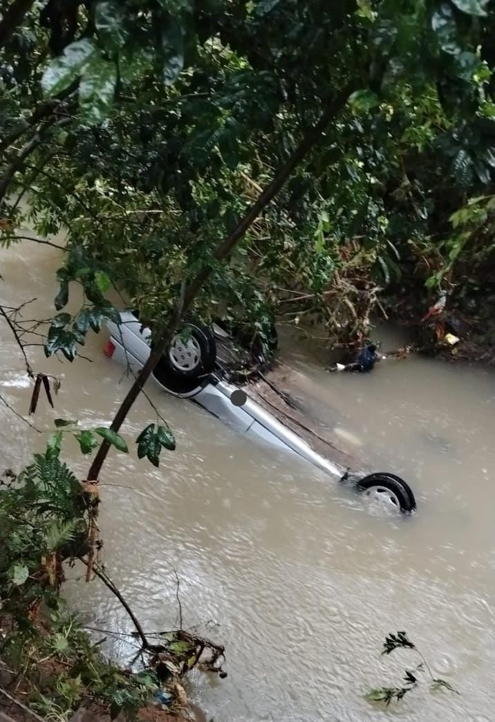 El dueño de este vehículo explicó que la crecida de un río lo sacó de la cochera y arrastró cerca de 100 metros. El hecho ocurrió en Siquirres de Limón debido a la afectación por las fuertes lluvias de las últimas horas.