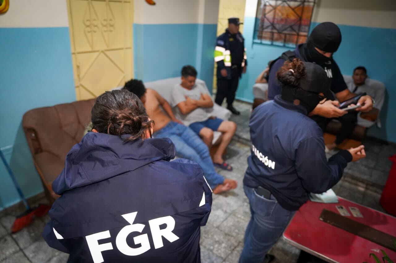 La Fiscalía General de la República de El Salvador detuvo a 44 sospechosos por hurtos en buses; muchos son extranjeros que ingresaron de forma irregular.