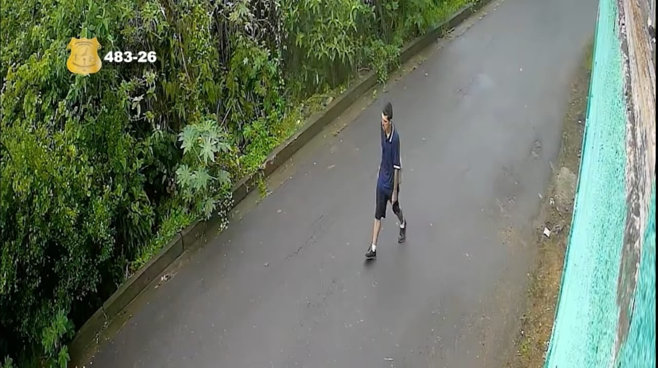 El OIJ busca a un hombre sospechoso de disparar en la cara a un policía municipal en Desamparados y robarle su arma de reglamento.