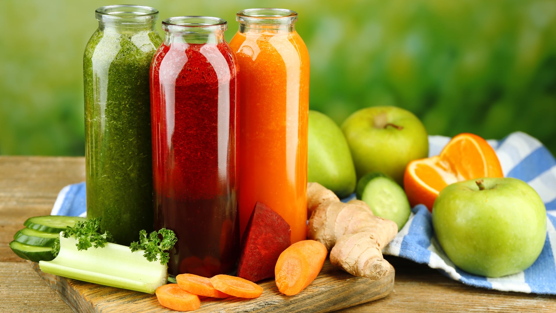 Jugos naturales preparados con vegetales y frutas como zanahoria, remolacha, apio, pepino, manzana verde y naranja, recomendados por nutricionistas para fortalecer el sistema inmunitario y apoyar la producción de plaquetas. Estos alimentos aportan vitaminas A, C, K, B12 y minerales como hierro y zinc.