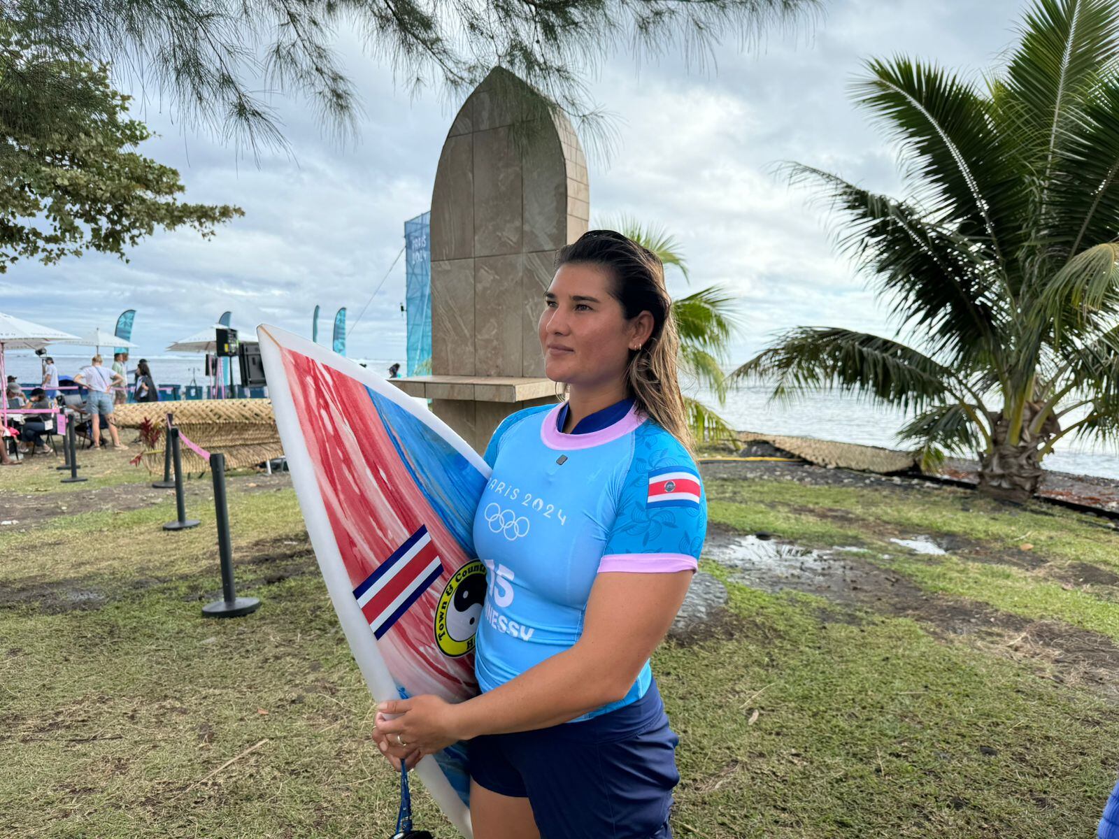 Brisa Hennessy, Surf