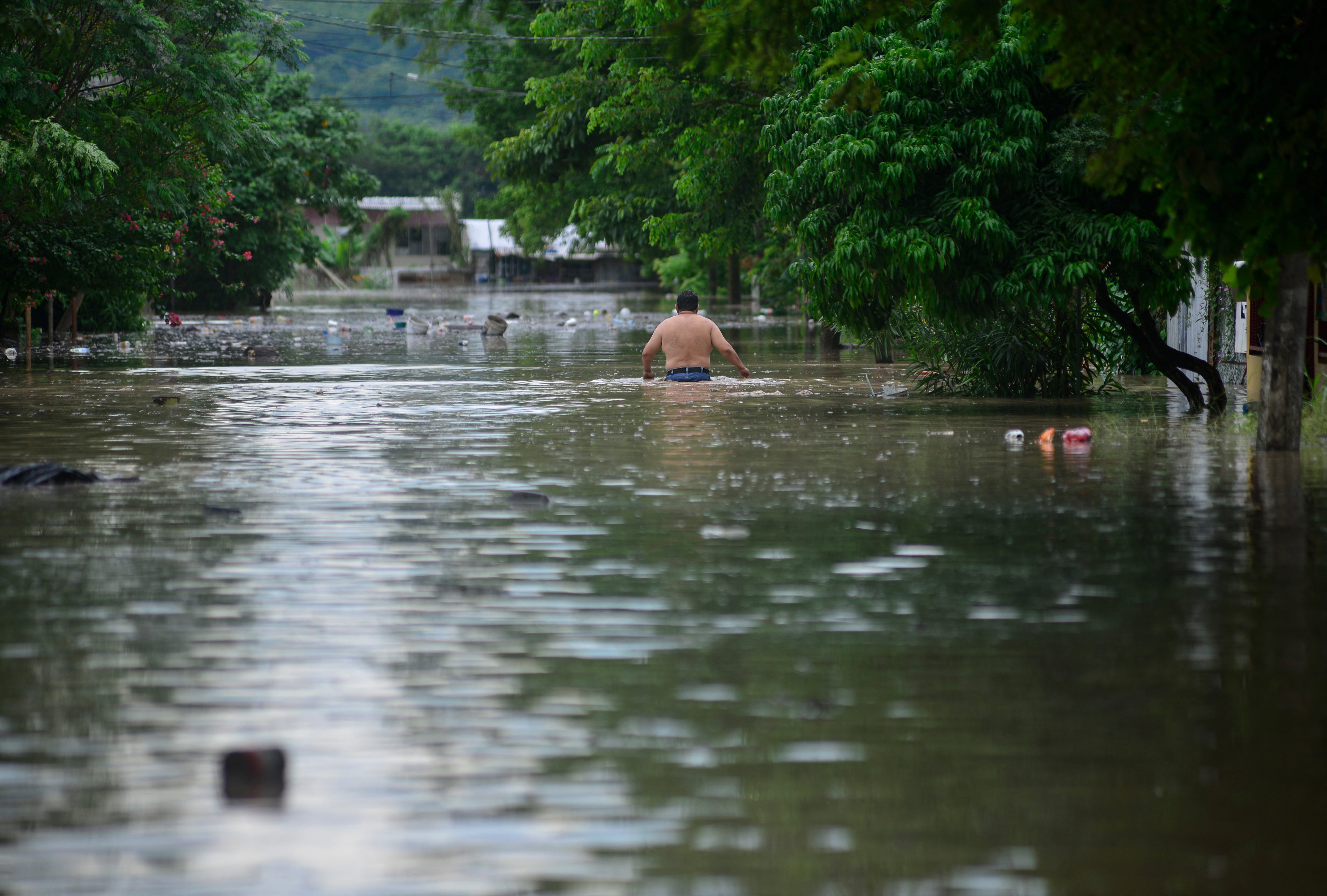 Un hombre por una calle inundada tras las fuertes lluvias en Poza Rica, Veracruz, México, este 10 de octubre. Las fuertes lluvias del 9 de octubre en México causaron muertes, además de inundaciones de viviendas, deslizamientos de tierra y el desbordamiento de ríos en varias partes del país, informó el gobierno mexicano. Fotografía: