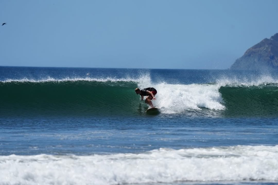 hombre surfeando