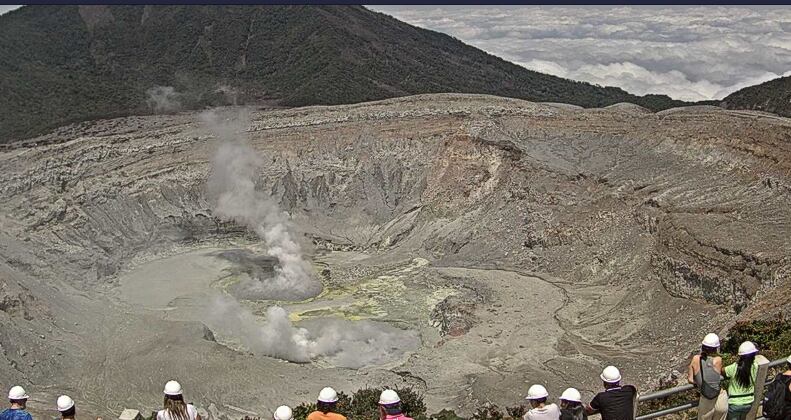 De día el Poás es una depresión seca y humeante., el poco viento lleva los gases hasta poblados de Grecia y Sarchí en las faldas del oeste. En la noche se ve incandescencia. Foto: Ovsicori.