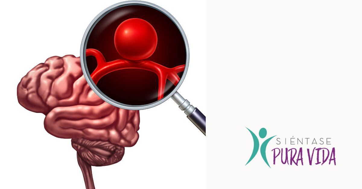 Una composición fotográfica. A la izquierda, un aneurisma cerebral con una lupa que magnifica el área afectada. A la derecha, el logo de la sección Siéntase Pura Vida.
