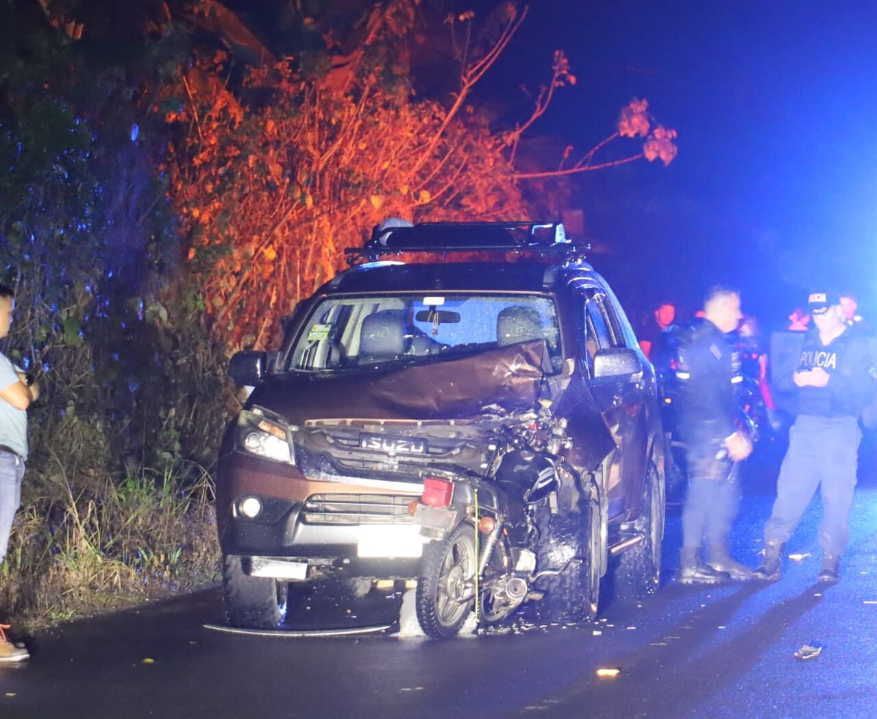 La fuerza del impacto dejó la motocicleta incrustada en la parte frontal del vehículo 4x4. El conductor de la moto murió en el lugar.