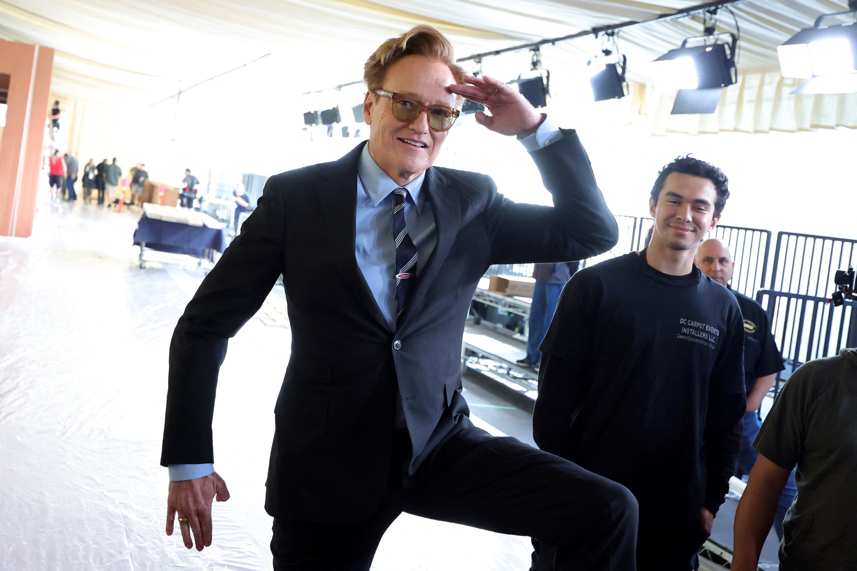 HOLLYWOOD, CALIFORNIA - 26 DE FEBRERO: Conan O'Brien asiste a la presentación de la alfombra roja de la 97.ª edición de los Premios Óscar en el Dolby Theatre este 26 de febrero. O'Brien será el presentador oficial de los Premios de la Academia.
