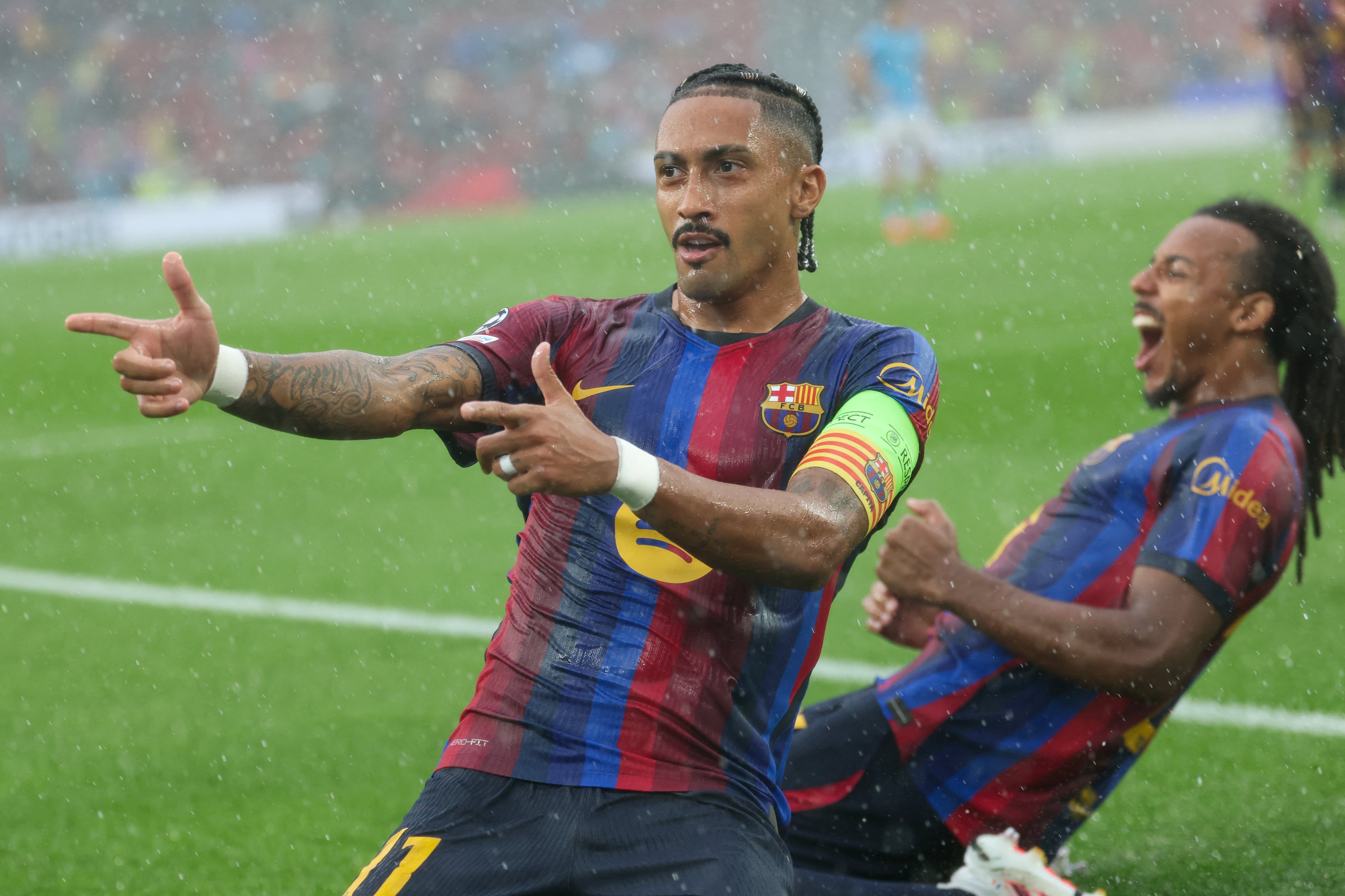 Raphinha celebra el primer gol del Barcelona ante el Feyenoord por la Champions League, en el Camp Nou.