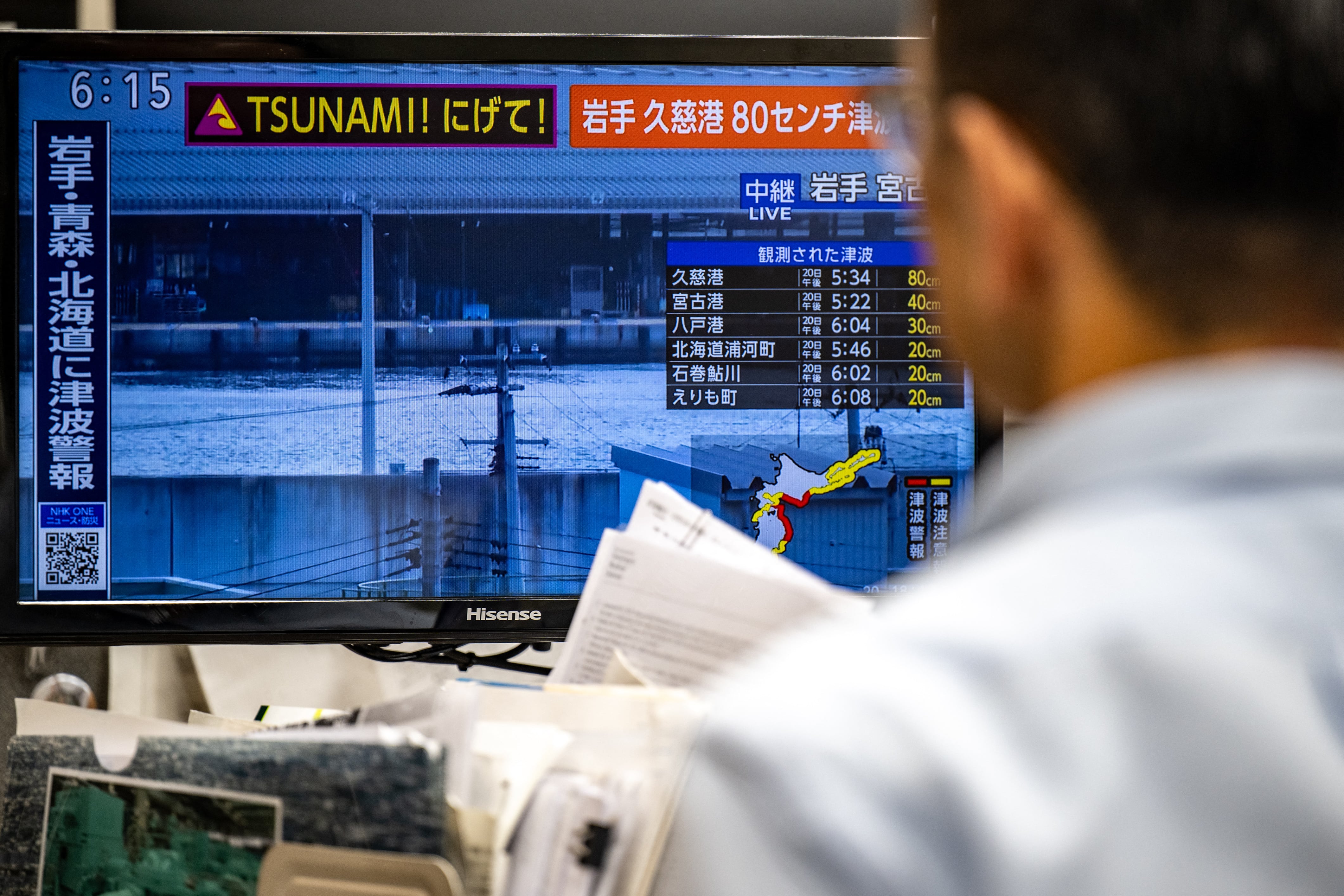 Pantalla de transmisión muestra una alerta de tsunami tras un sismo de magnitud 7,4 en el norte de Japón, emitida por la Agencia Meteorológica de Japón el 20 de abril de 2026.