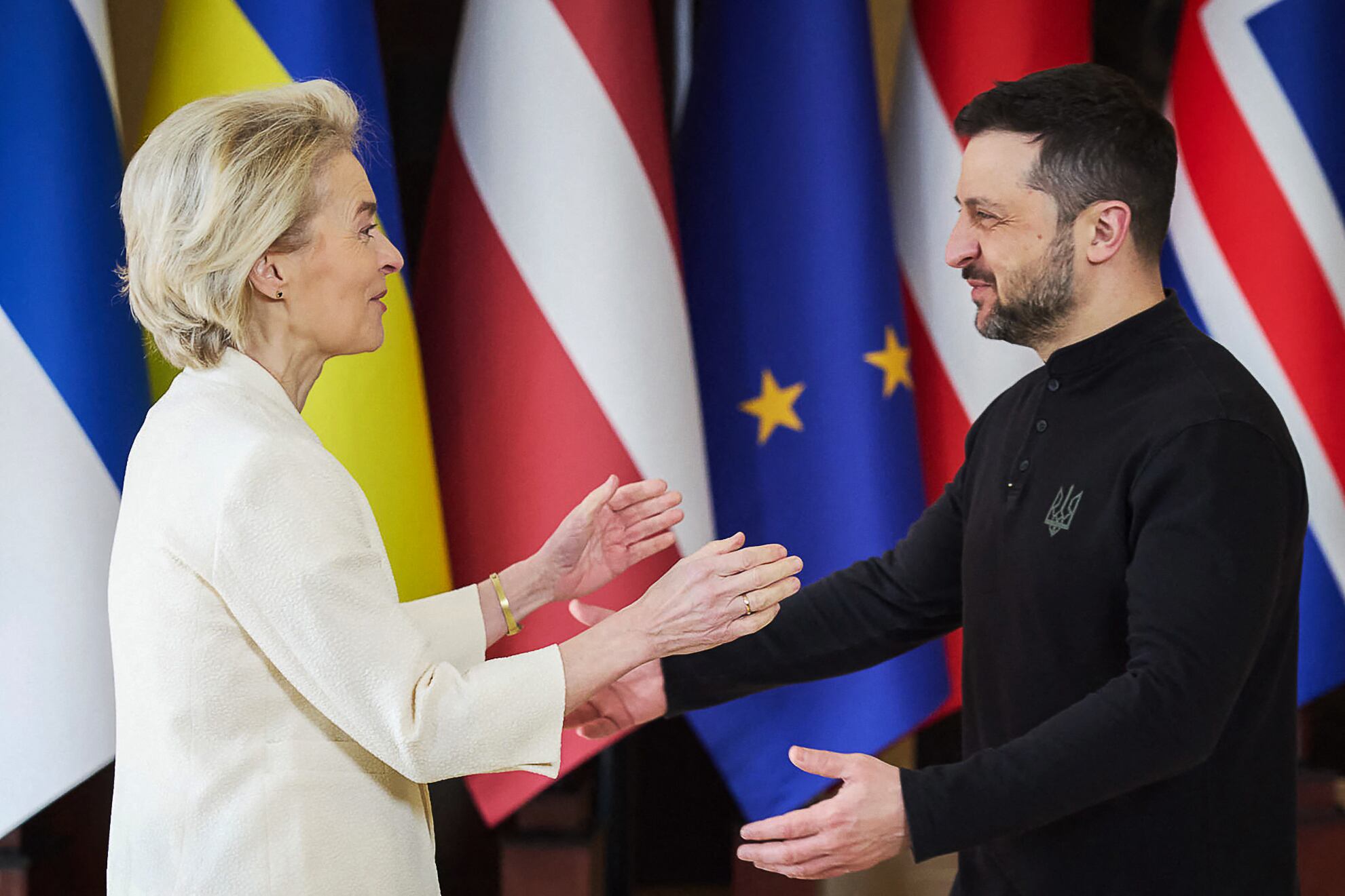 In this handout photograph taken and released by the Ukrainian Presidential Press Service on February 24, 2025, Ukraine's President Volodymyr Zelensky (R) greets European Commission President Ursula von der Leyen (L) prior to a meeting with European leaders and Canadian prime minister in Kyiv, to mark the third anniversary of the Russian invasion of Ukraine. (Photo by Handout / UKRAINIAN PRESIDENTIAL PRESS SERVICE / AFP) / RESTRICTED TO EDITORIAL USE - MANDATORY CREDIT "AFP PHOTO / HANDOUT / UKRAINIAN PRESIDENTIAL PRESS SERVICE" - NO MARKETING NO ADVERTISING CAMPAIGNS - DISTRIBUTED AS A SERVICE TO CLIENTS