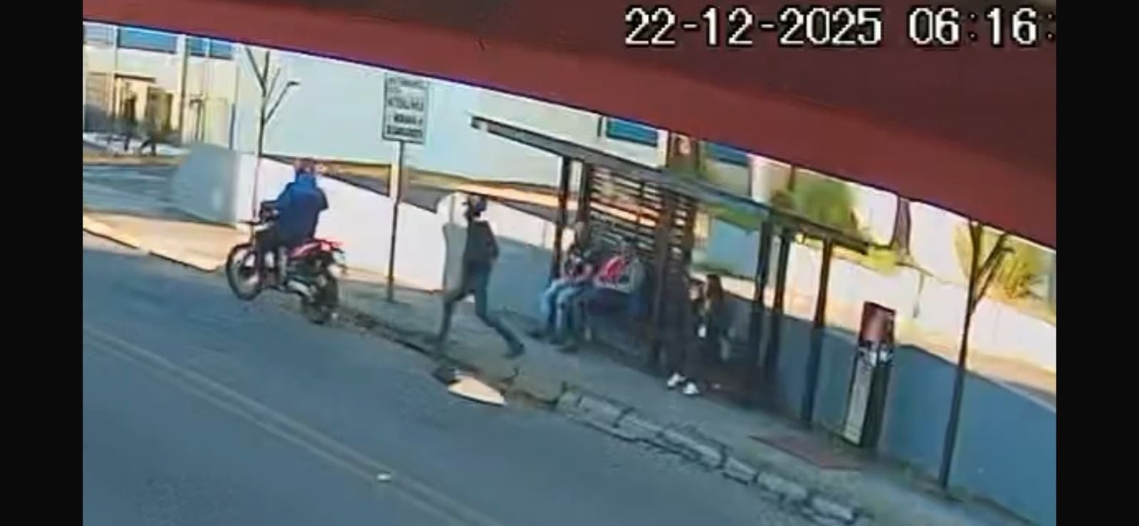 Dos delincuentes en motocicleta asaltaron a una joven en una parada de bus en Curridabat.