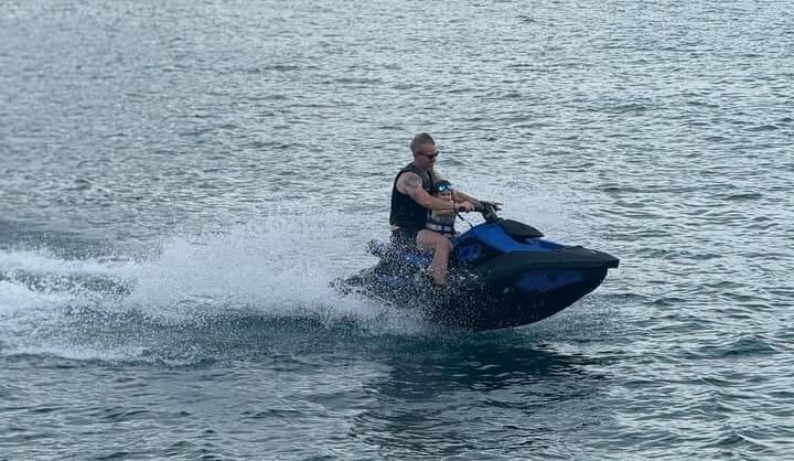 Imagen de Yaron Varsano manejando un jet ski en el mar.