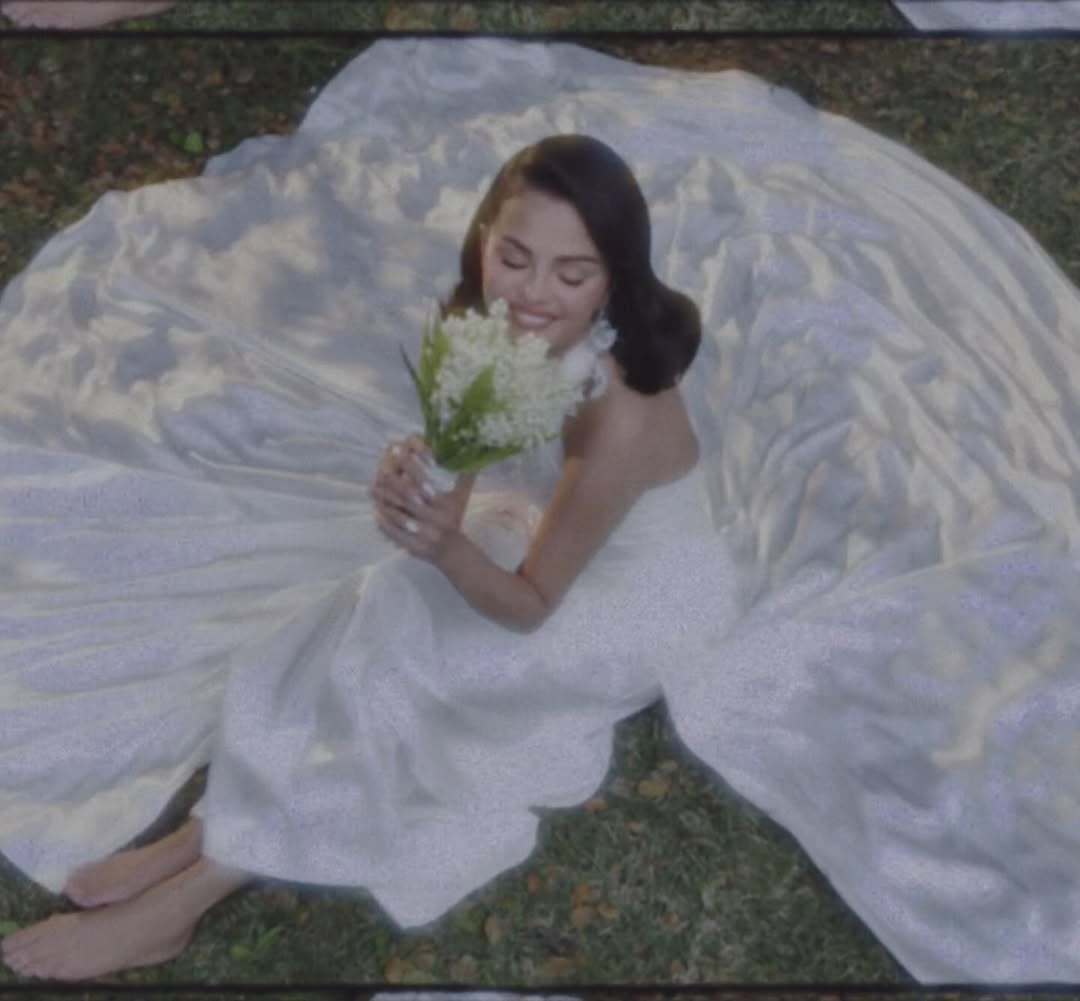 Selena Gómez compartió imágenes y polaroids en Instagram de la ceremonia.