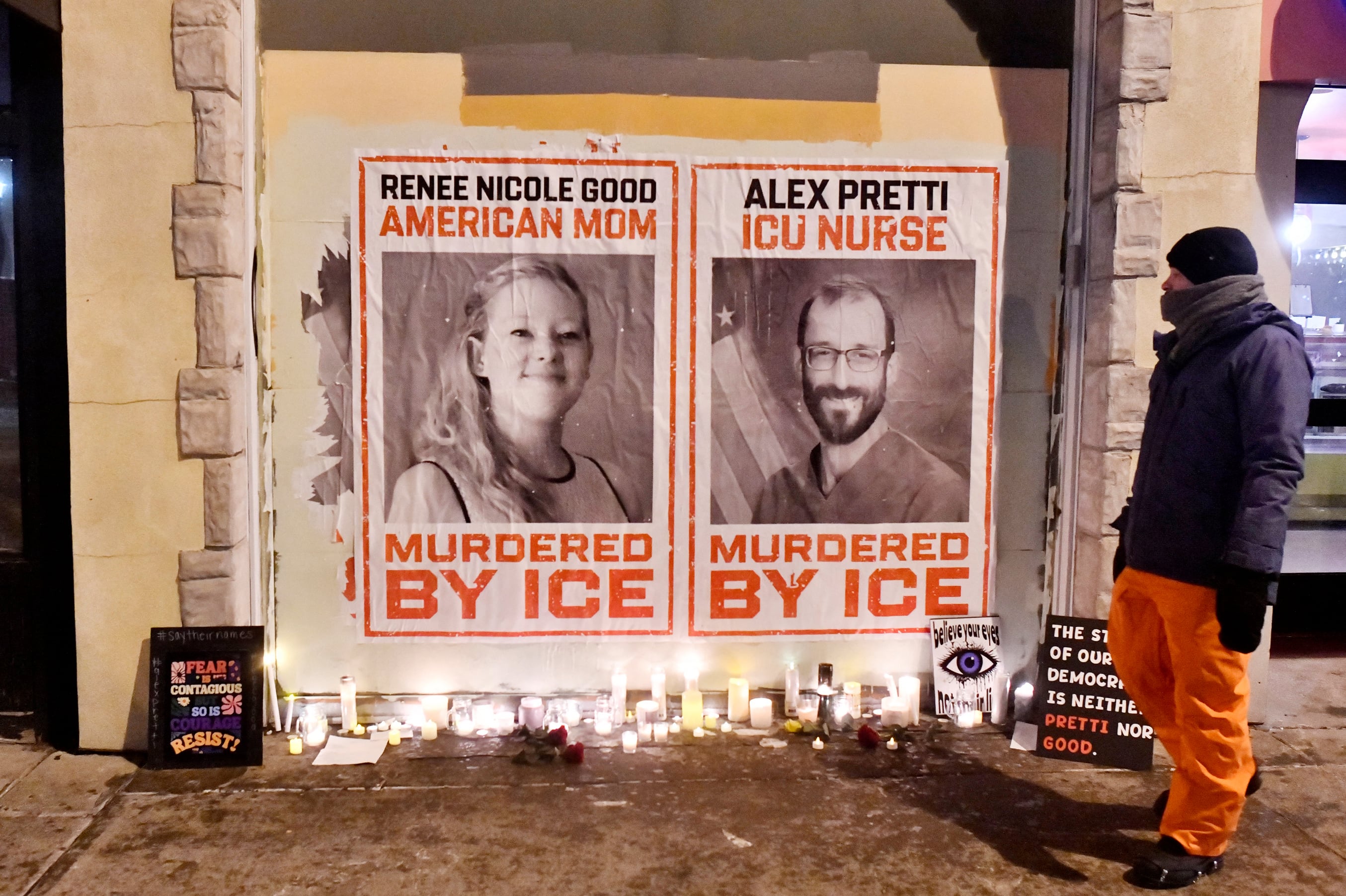 Carteles de Renee Nicole Good y Alex Pretti, ambos ciudadanos estadounidenses asesinados a tiros por agentes de inmigración a principios de este mes, se ven en un cartel una vigilia con velas donde Alex Pretti, de 37 años, estuvo la semana pasada en Minneapolis, Minnesota. Fotografía: