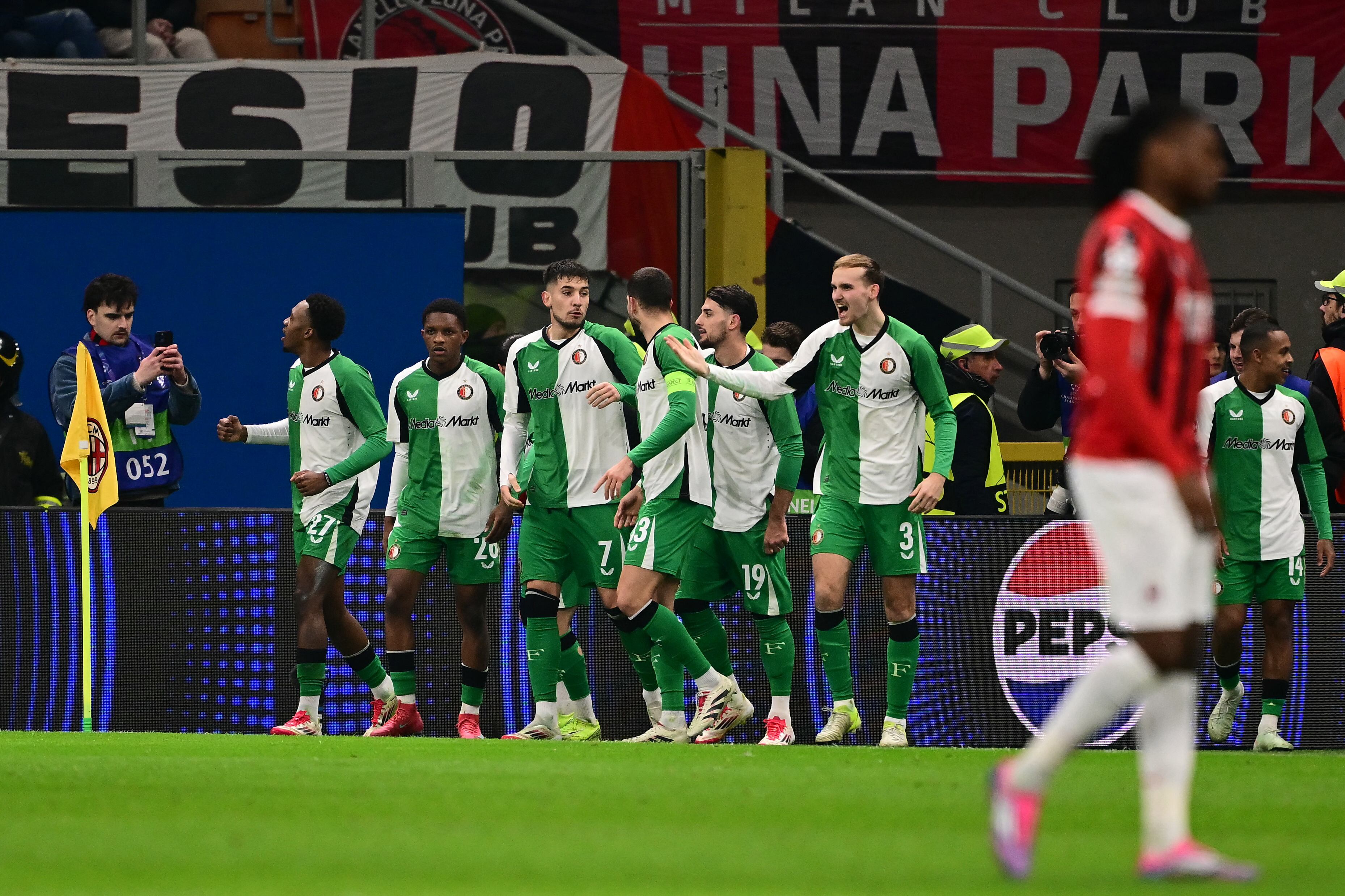 El Feyenoord de Jeyland Mitchell consiguió un gol clave gracias a Julián Carranza, que le valió para dejar en el camino al Milan y clasificar a los octavos de final de la Champions League.