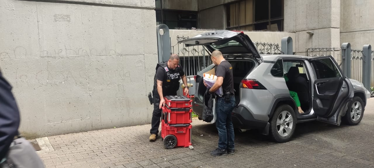 Agentes del OIJ recolectan evidencias por la investigación de un presunto sobreprecio en la adjudicación de contratos a cooperativas para la operación de Ebáis.