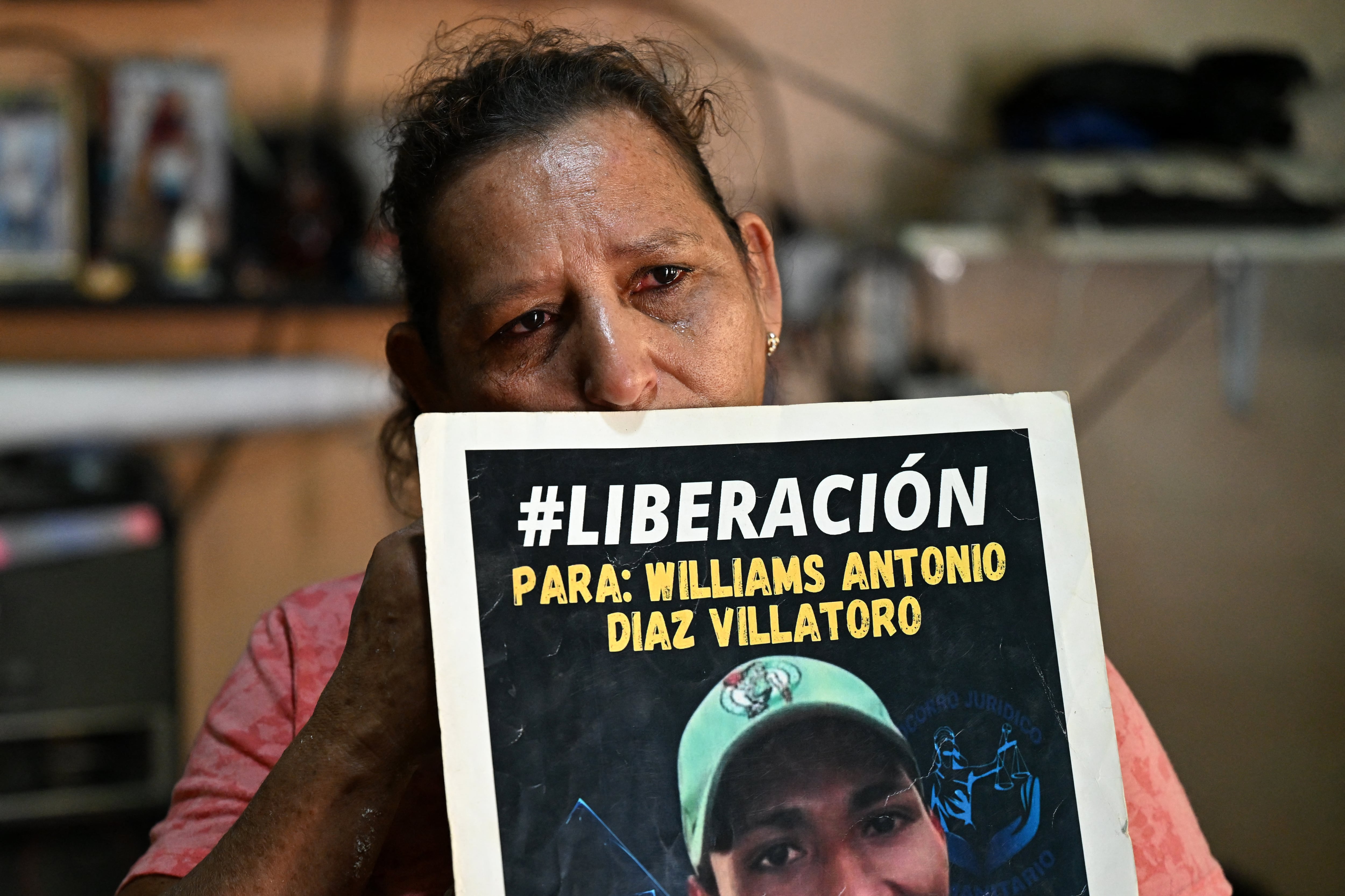 Gladis Villatoro, madre de un detenido bajo el régimen de excepción, llora durante una entrevista en Soyapango, El Salvador. Miles de familias denuncian juicios masivos contra acusados en la ofensiva antipandillas de Nayib Bukele. (Foto: AFP)