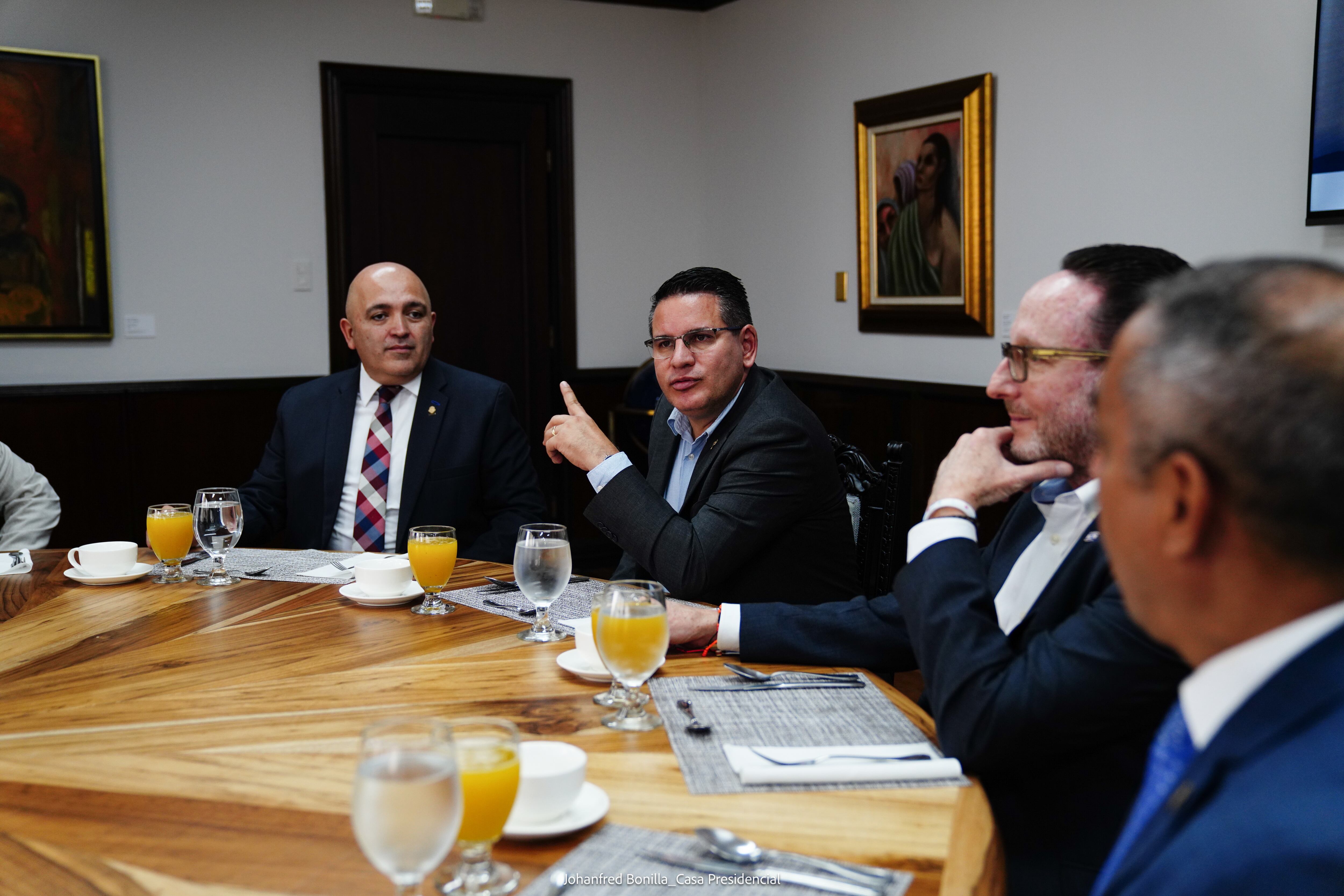 Los voceros del bloque opositor a la reelección de Rodrigo Arias a la presidencia de la Asamblea Legislativa, se reunieron con el Presidente Rodrigo Chaves en Casa Presidencial. Participaron los diputados: EliécerFeinzaig del PLP; Fabricio Alvarado de Nueva República; Alejandro Pacheco y Horacio Alvarado del PUSC; así como Pilar Cisneros del oficialista PPSD. Fotos: Casa Presidencial
