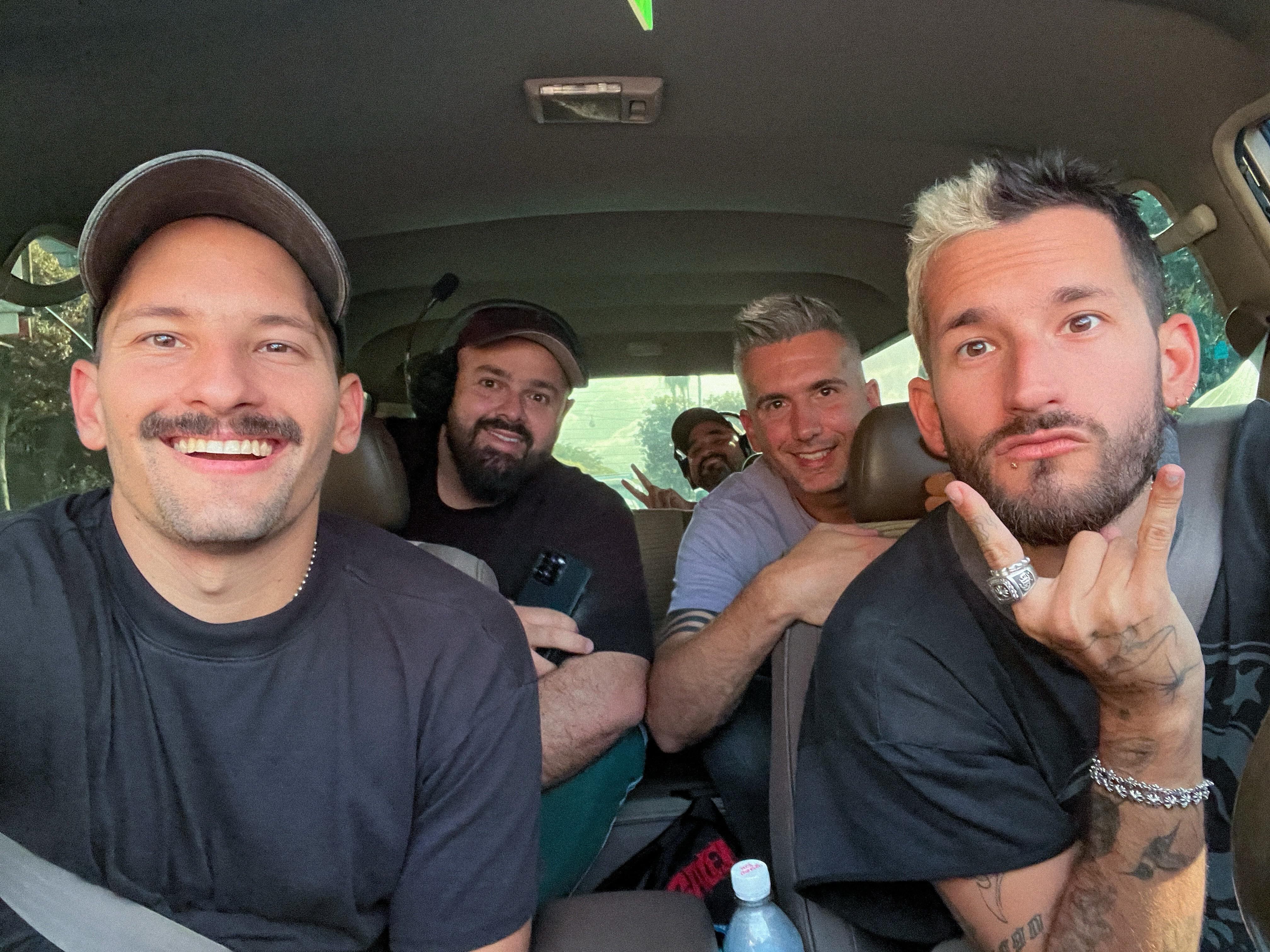 Mau y Ricky en un carro posando con el tico Braulio Segura en el asiento de atrás del vehículo.