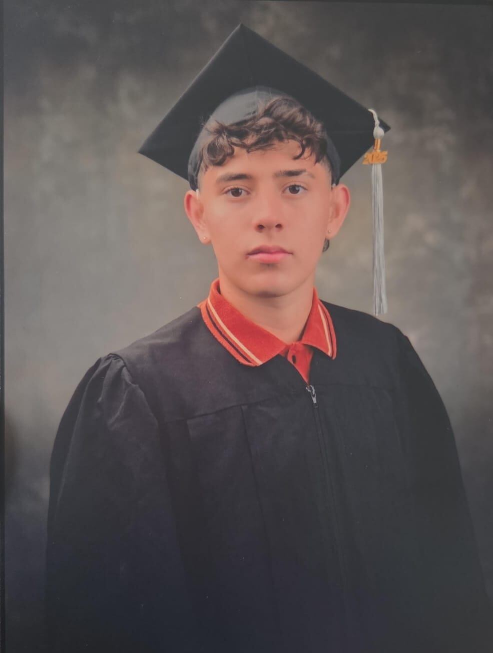 El estudiante Ángel David Mena Vargas, de 18 años, podría no graduarse de duodécimo año debido a que le aplicaron un examen que no debían hacerle por su condición de sordera.