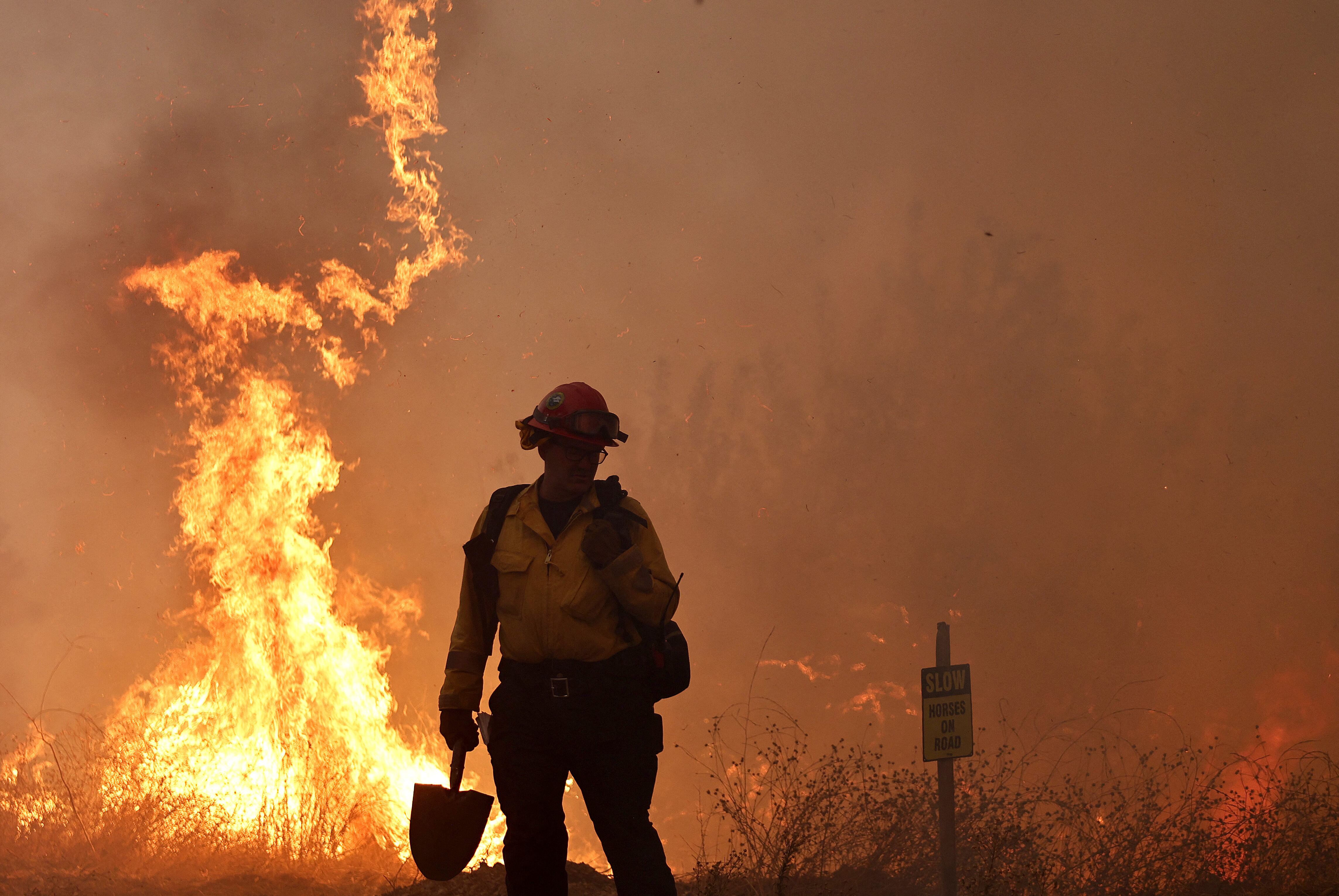 Un bombero trabaja mientras el incendio Mountain arde cerca de Moorpark, California.