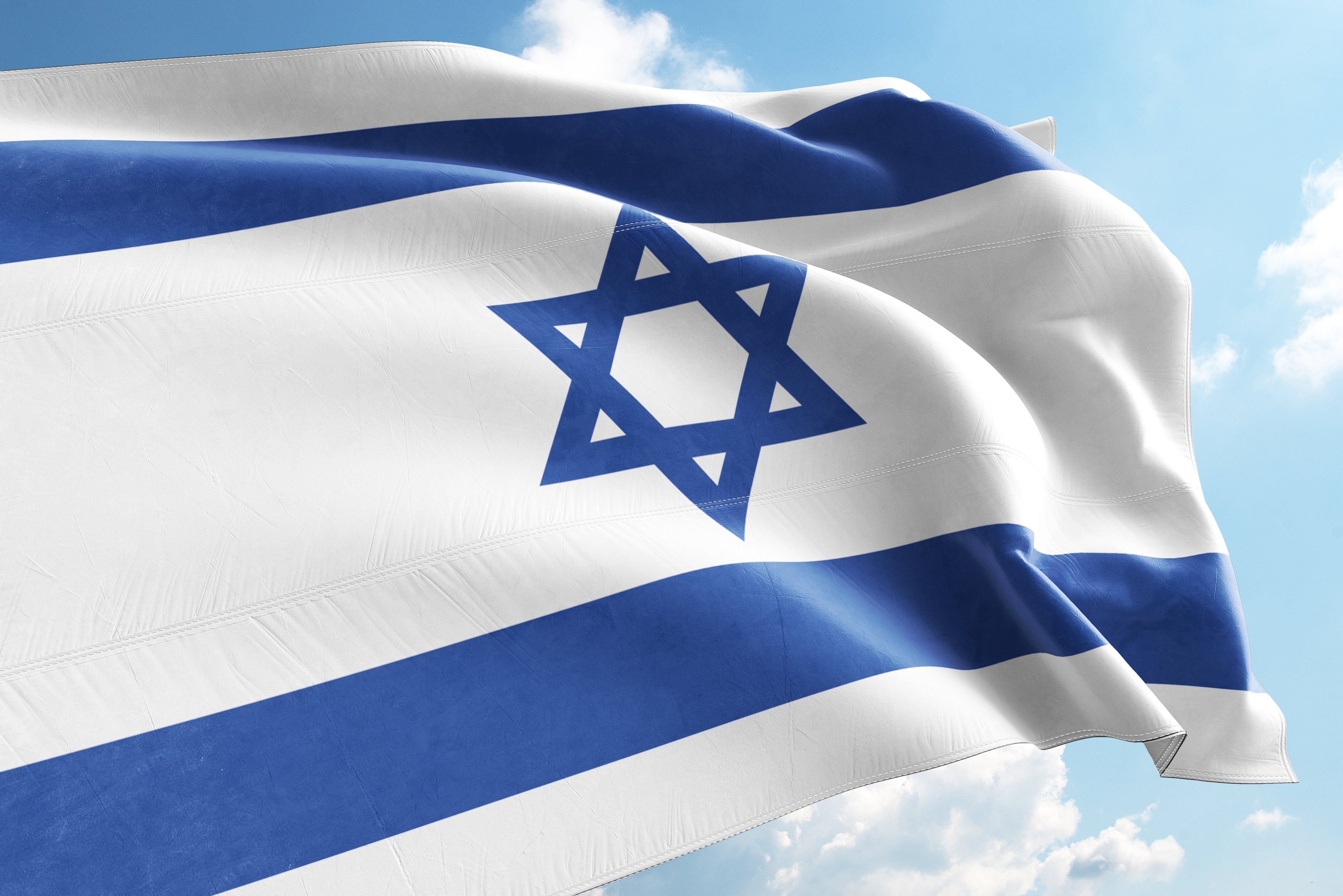Bandera de Israel ondeando contra fondo de cielo