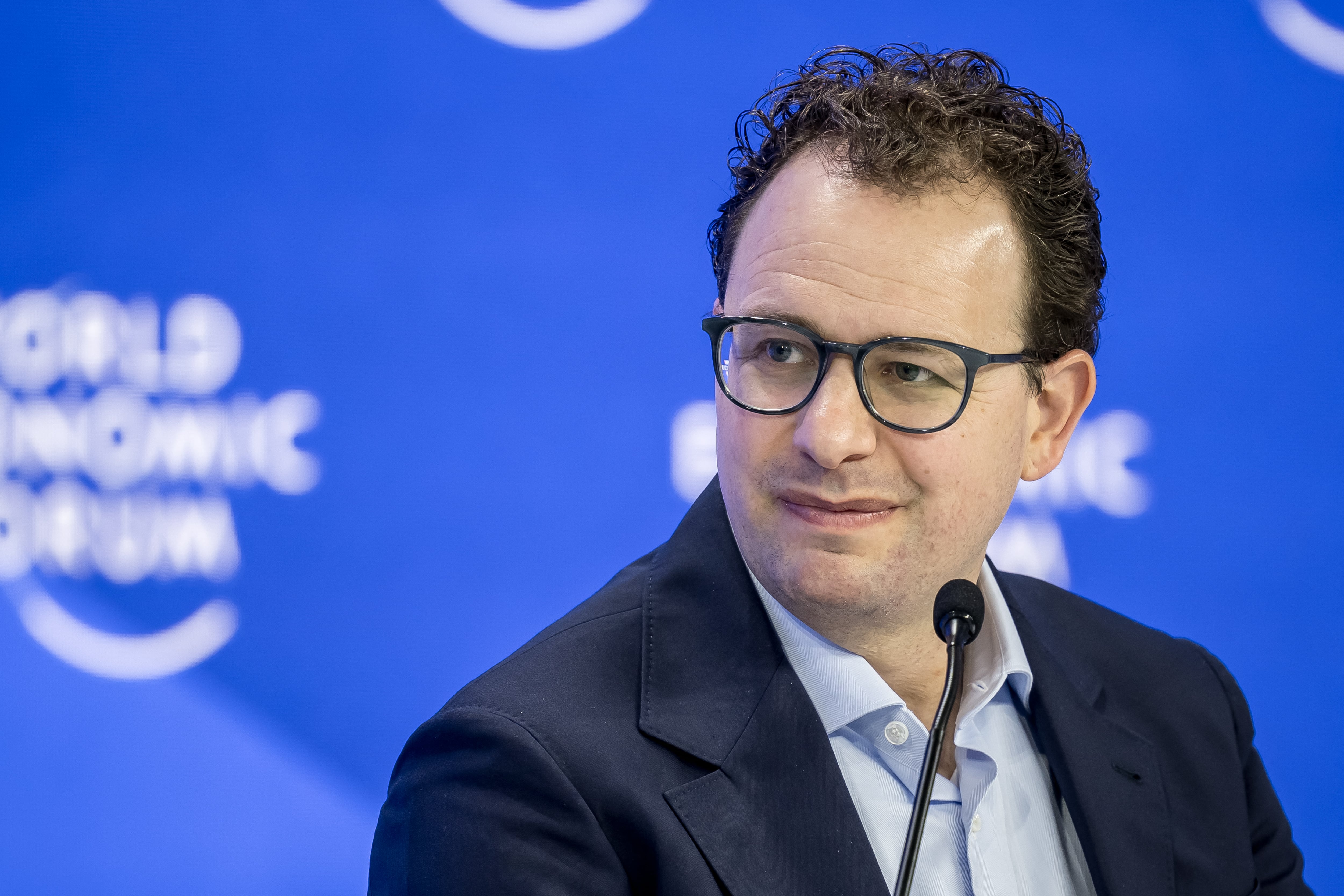 Dario Amodei, director ejecutivo de Anthropic, en una sesión sobre inteligencia artificial (IA) durante la reunión anual del Foro Económico Mundial (FEM) en Davos, el 23 de enero de 2025. Amodei instó a las empresas de inteligencia artificial a ralentizar el desarrollo de esta poderosa tecnología, ante la creciente preocupación por los riesgos que plantean los sistemas informáticos "superinteligentes".